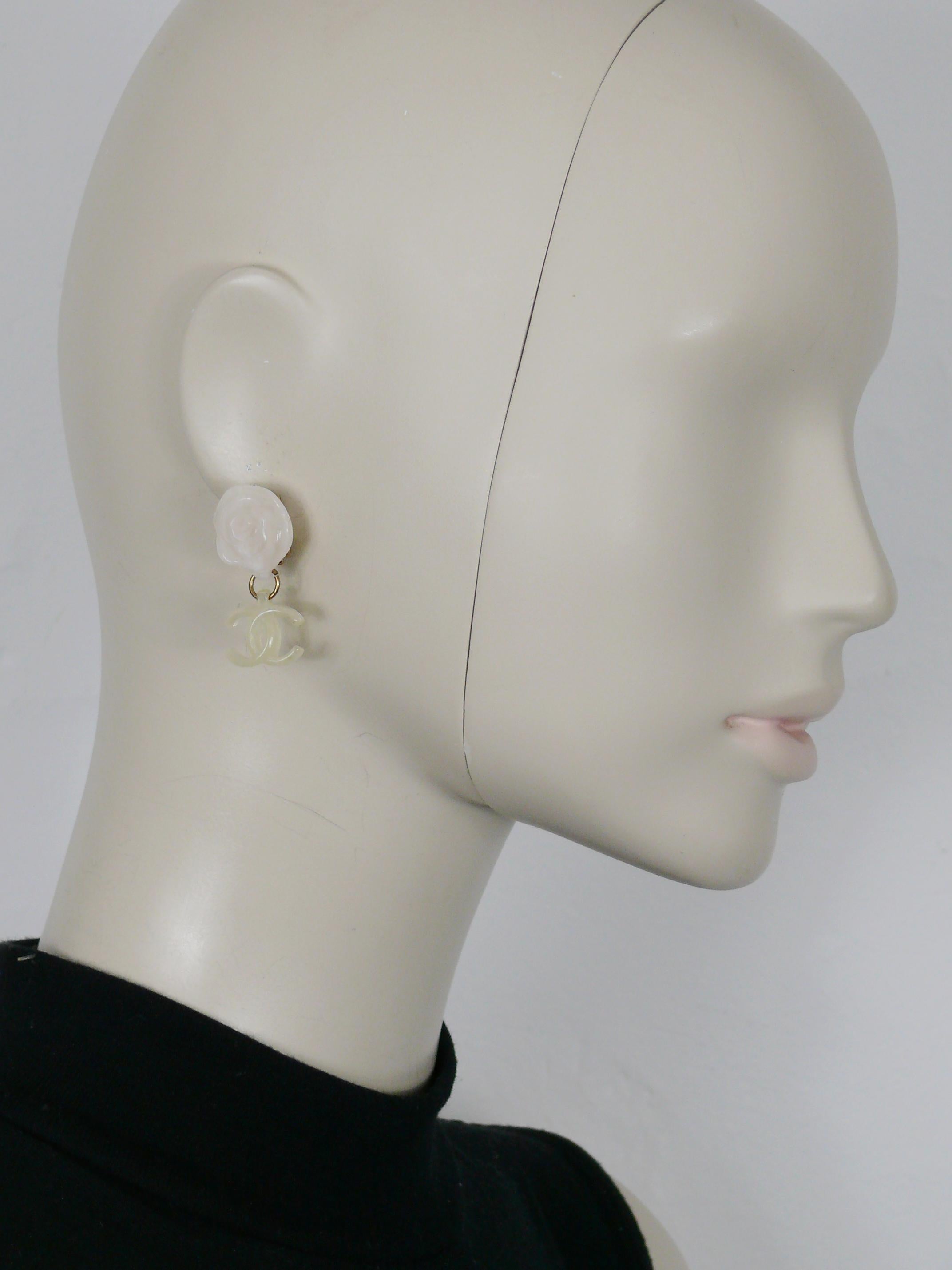 CHANEL vintage marbled white resin dangling earrings (clip-on) featuring a camellia top and a CC logo charm.

From the Spring 2002 Collection.

Embossed CHANEL 02 P Made in France.
Private sale 