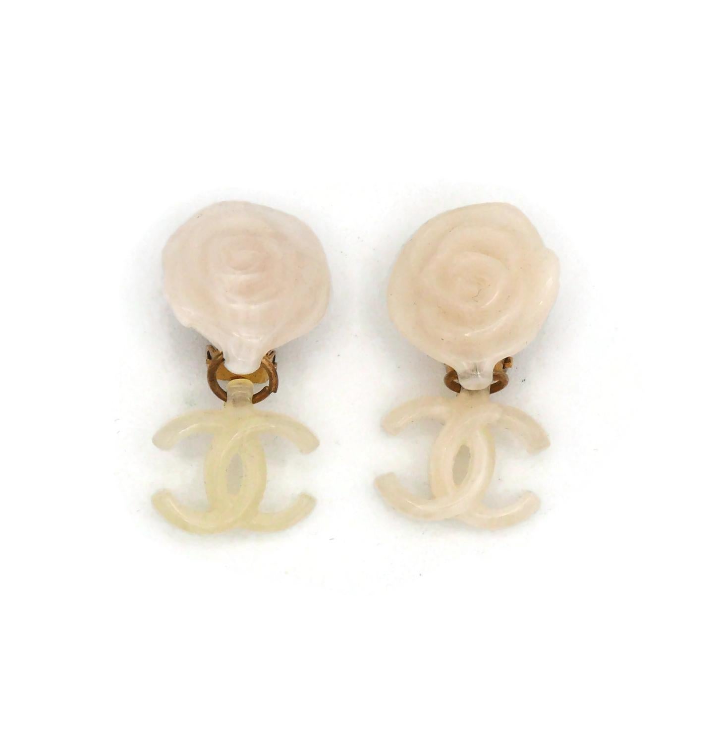 CHANEL by KARL LAGERFELD White Resin Camellia CC Dangling Earrings, Spring 2002 In Good Condition In Nice, FR