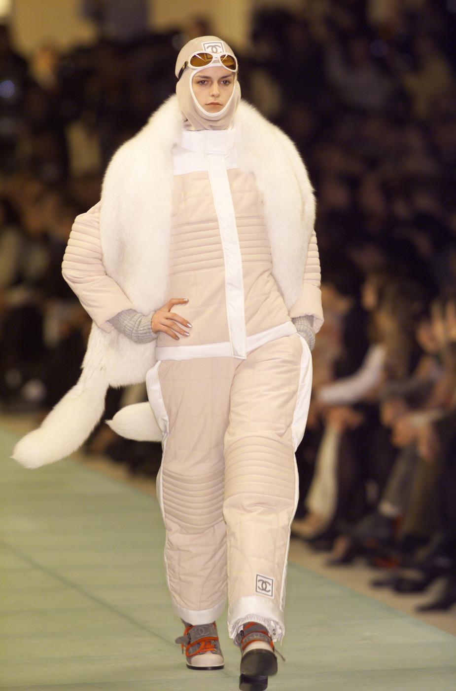 Chanel by Karl Lagerfeld marque jupe blanche avec grand logo en caoutchouc gris sur le front

Automne-Hiver 2001