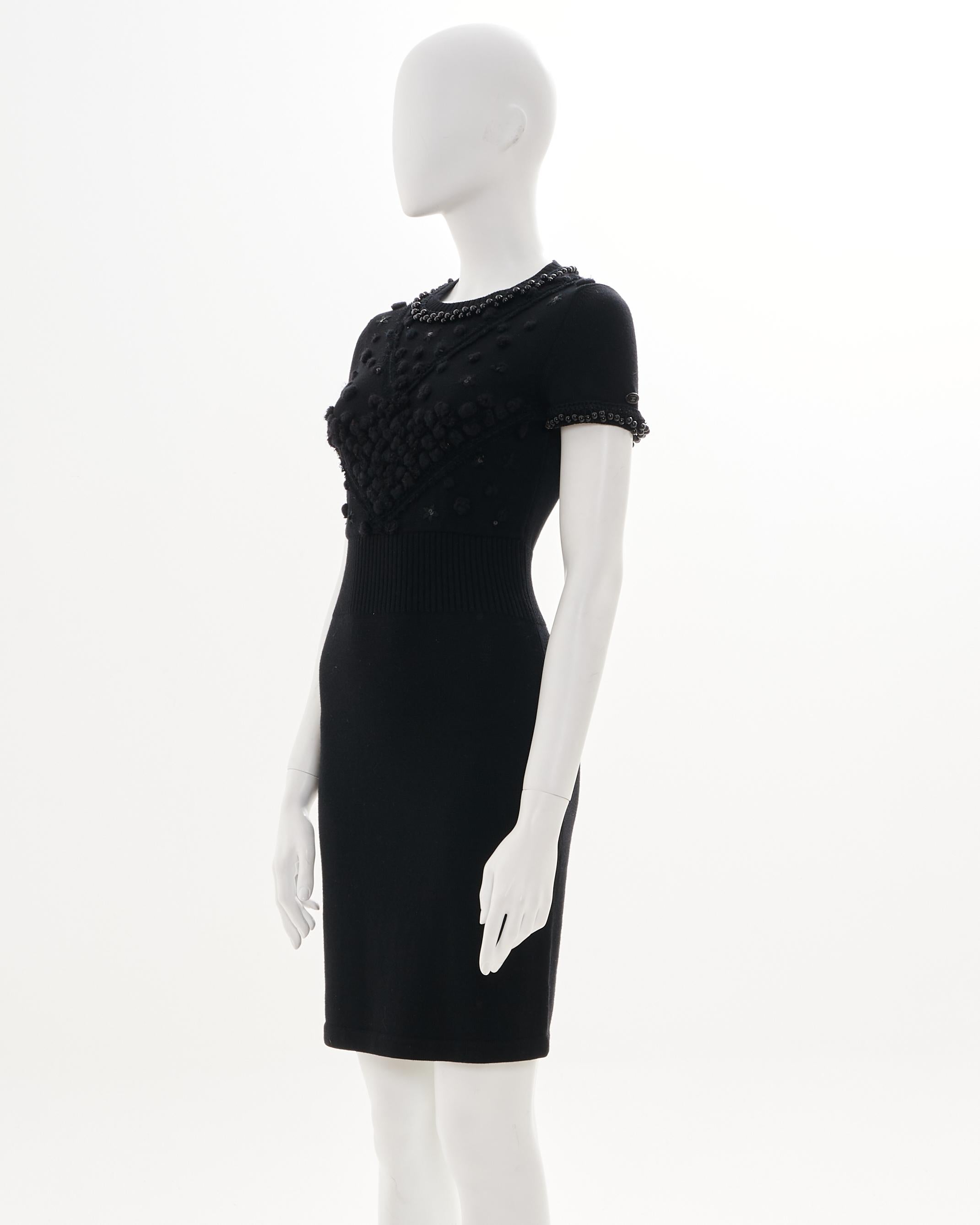 - Designed by Karl Lagerfeld
- Flower Details on the chest
- Mid Length
- Fitted to the body
- Beading on the collar and sleeves
- Excellent Conditions
- Size FR 36 - EN 40 - UK 8 - US 4
- Made in Italy

Shoulders 38 cm / 15