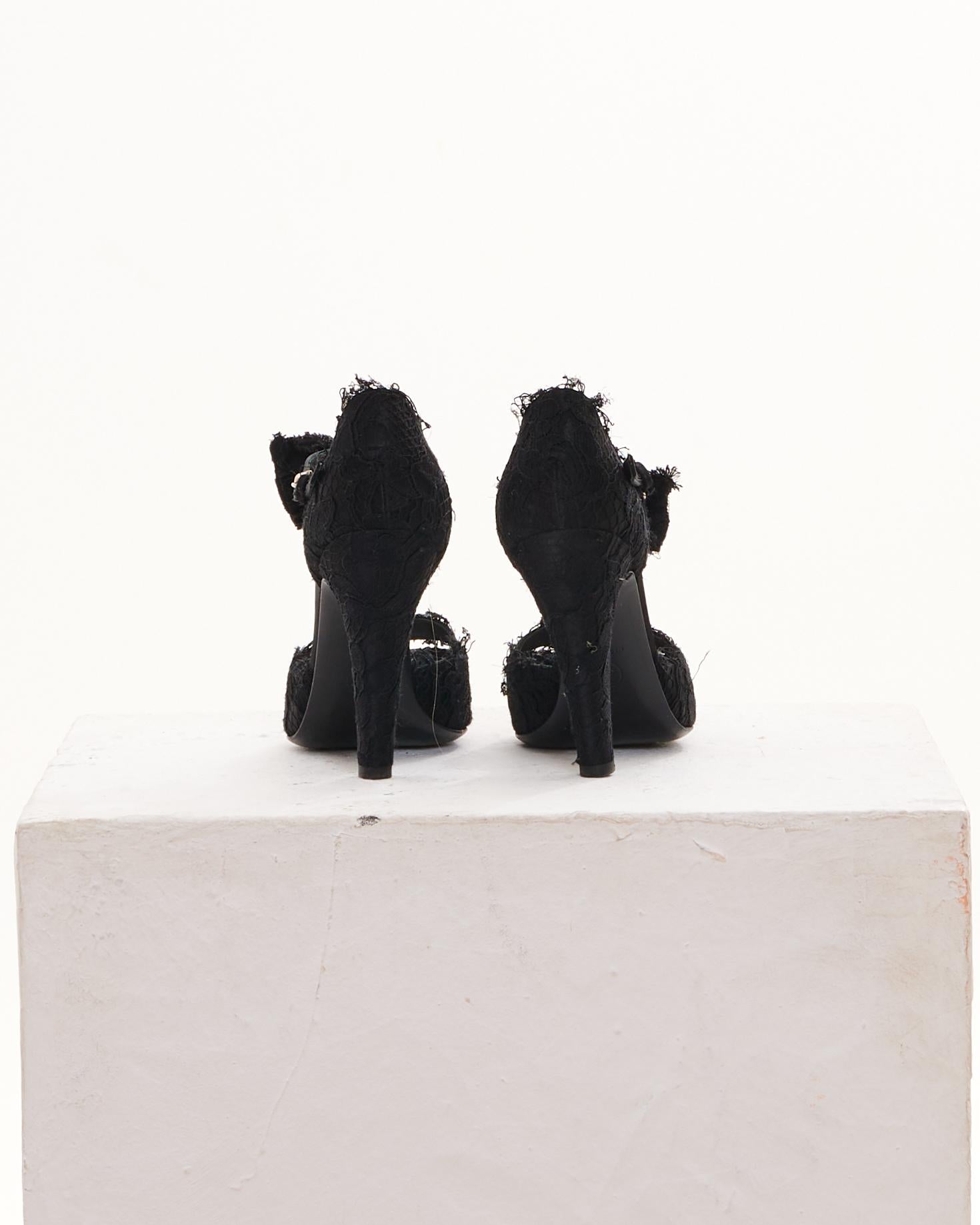 Chanel by Karl Lagerfield Bombas de satén negro con lazo y cordón en el tobillo Black en venta