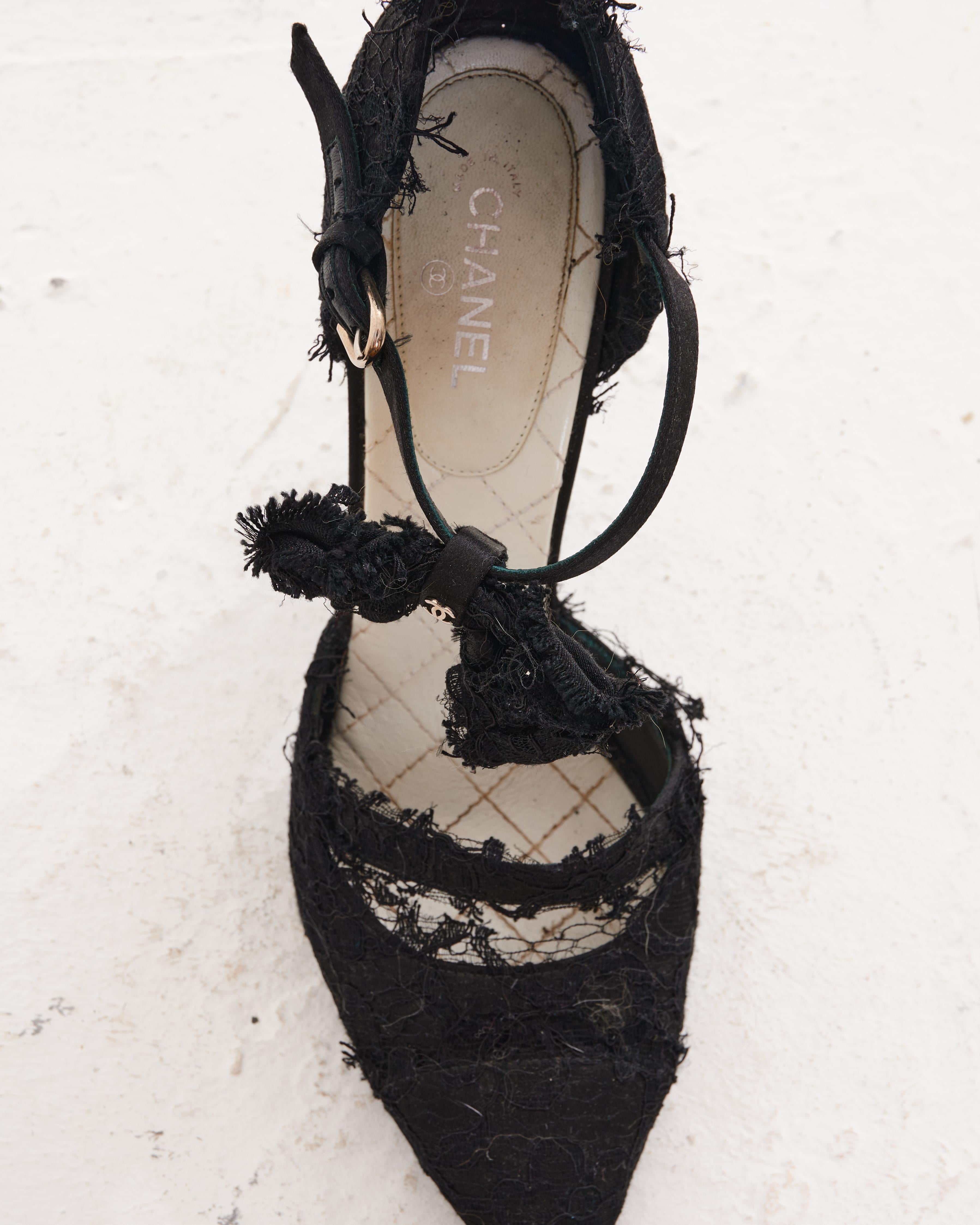 De las mujeres Chanel by Karl Lagerfield Bombas de satén negro con lazo y cordón en el tobillo en venta