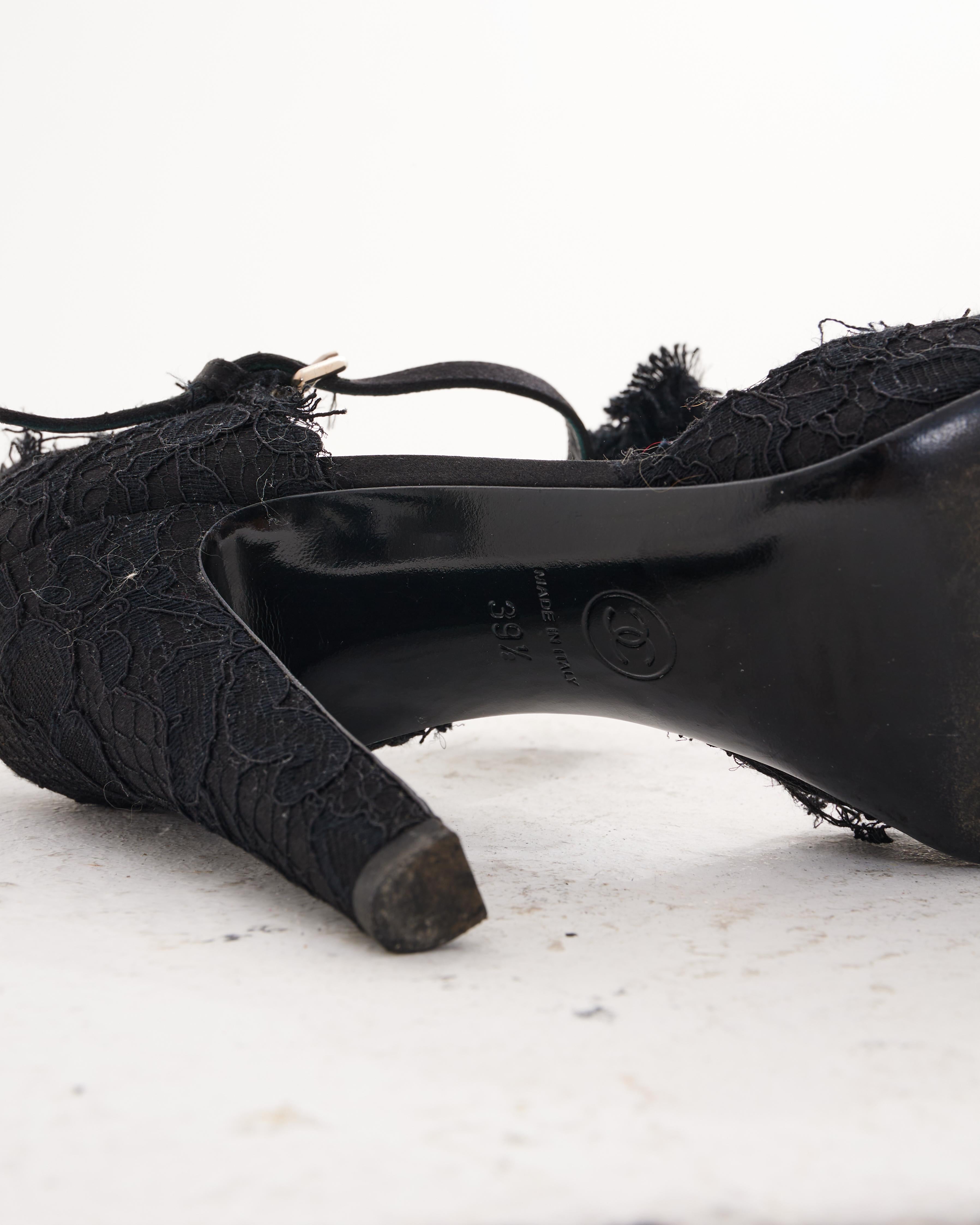 Chanel by Karl Lagerfield Bombas de satén negro con lazo y cordón en el tobillo en venta 3