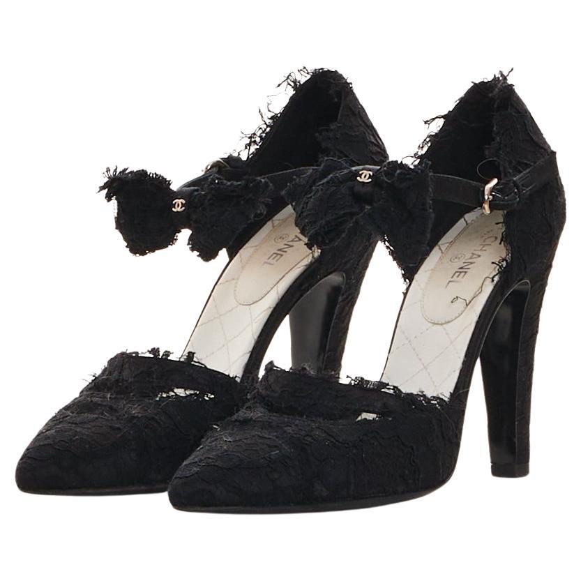 Chanel by Karl Lagerfield Bombas de satén negro con lazo y cordón en el tobillo