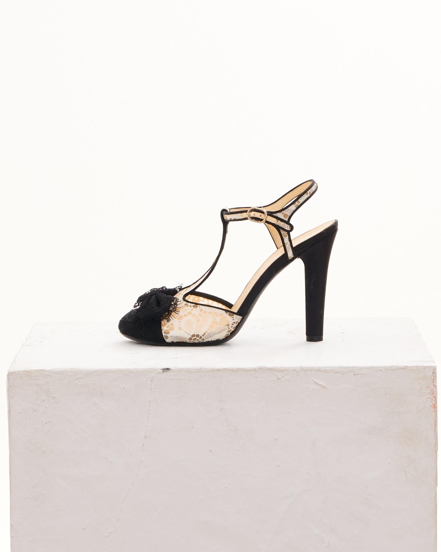 - Designed by Karl Lagerfield
- Early 00’s
- Sold by Skof.Archive
- Lace Bow Ankle Strap Black and White Pumps
- Lateral openings 
- White Floral Lace
- Black Lace Bow 
- High heels
- Strap closure at the ankles
- Excellent Condition
- Made in