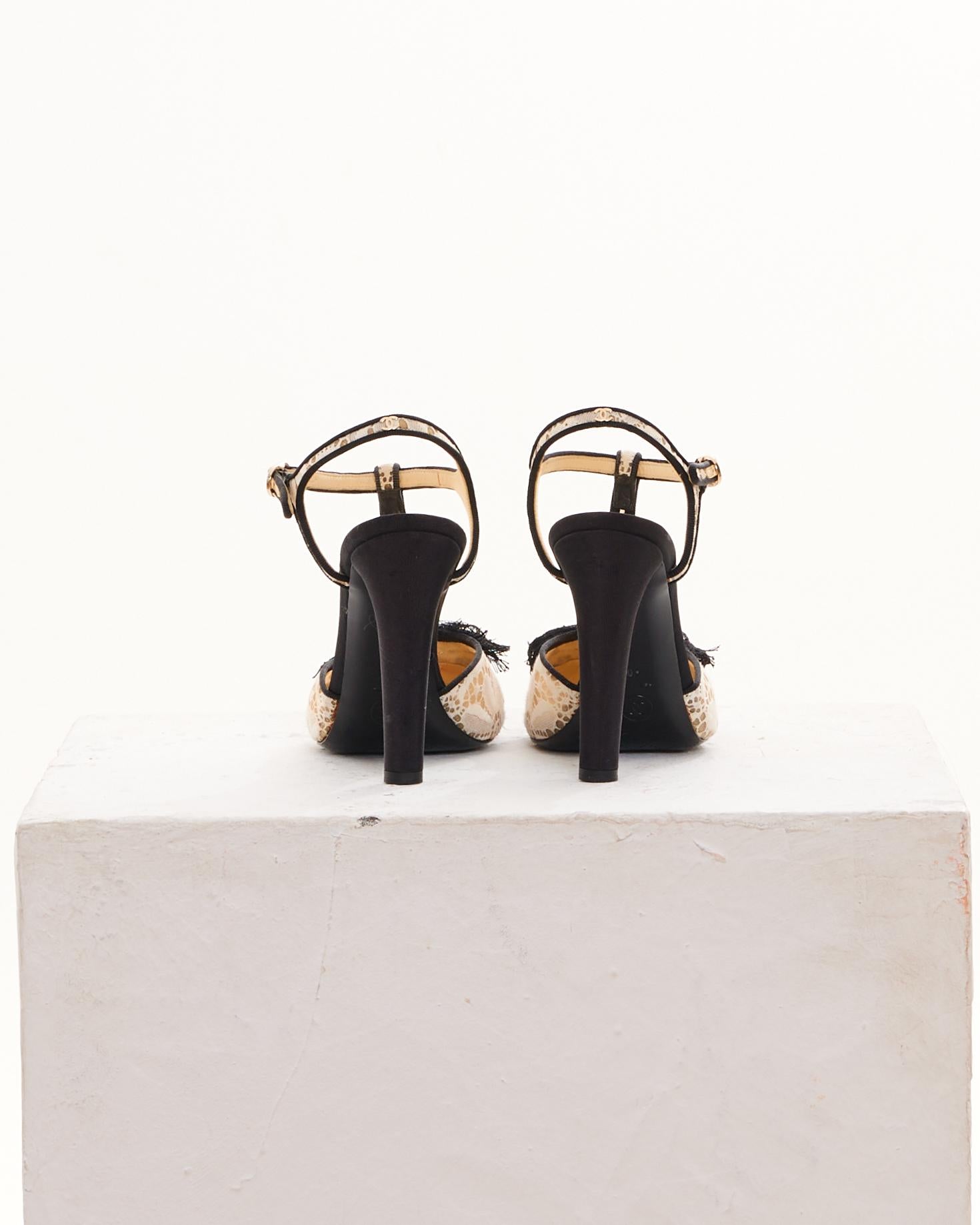 Chanel by Karl Lagerfield Lace Bow Ankle Strap Black and White Pumps In condizioni ottime in vendita a Milano, IT