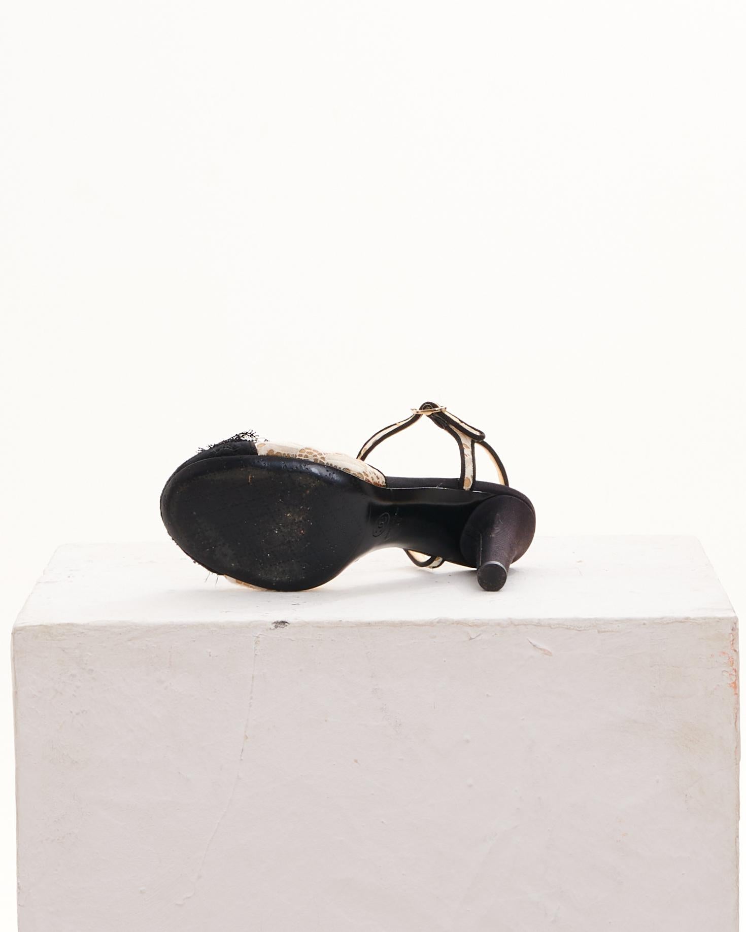 Donna Chanel by Karl Lagerfield Lace Bow Ankle Strap Black and White Pumps in vendita
