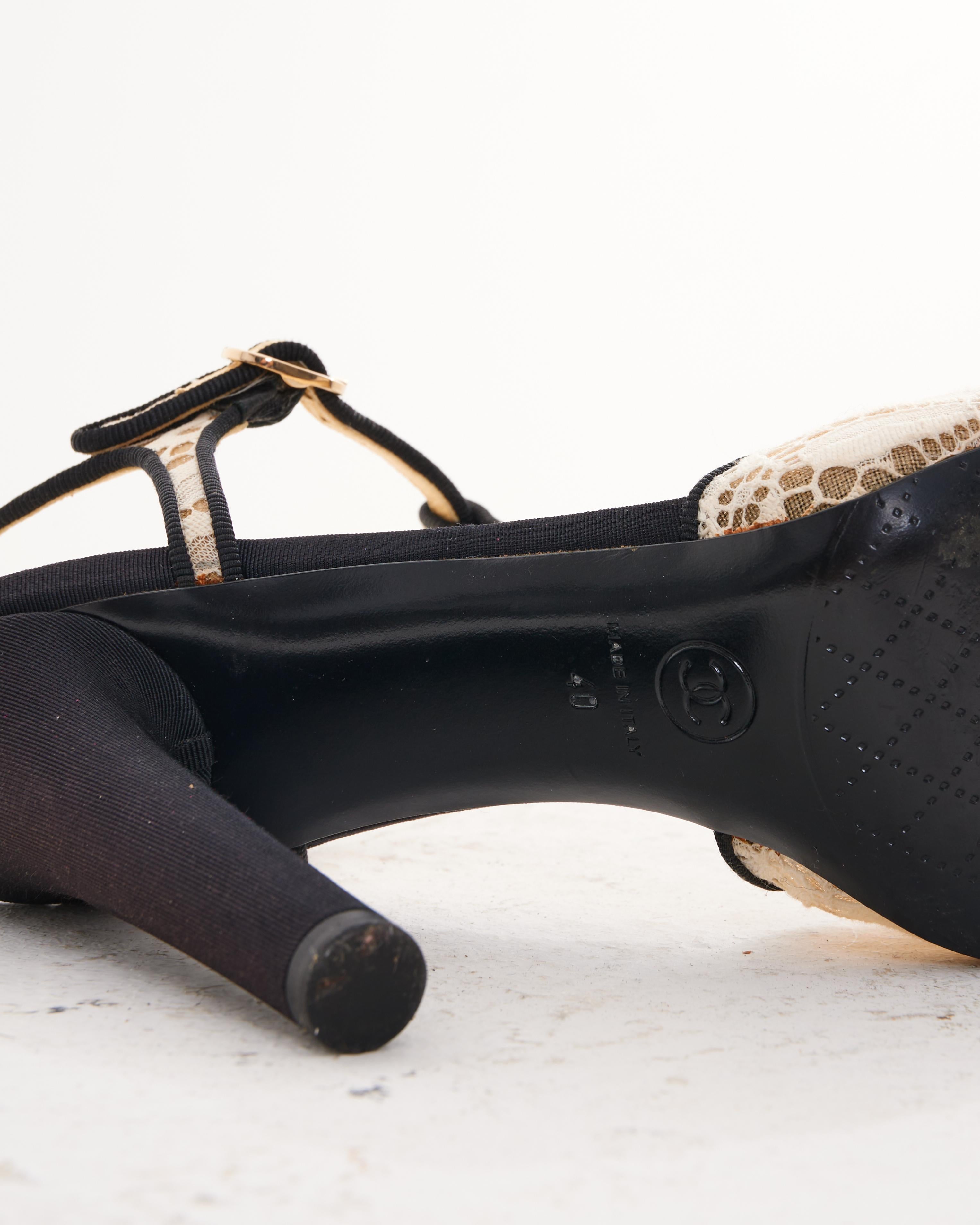 Chanel by Karl Lagerfield Lace Bow Ankle Strap Black and White Pumps in vendita 2