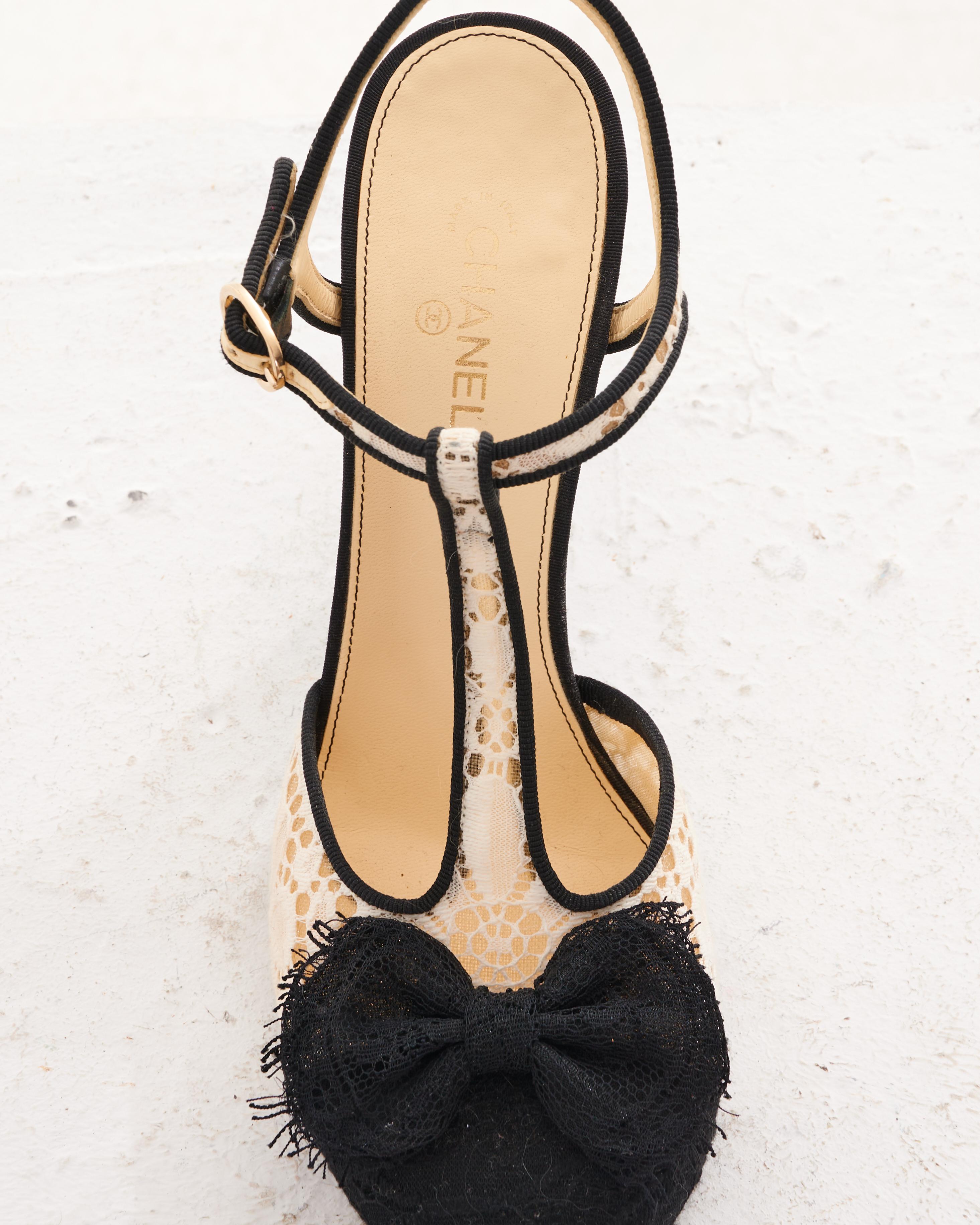 Chanel by Karl Lagerfield Lace Bow Ankle Strap Black and White Pumps in vendita 3