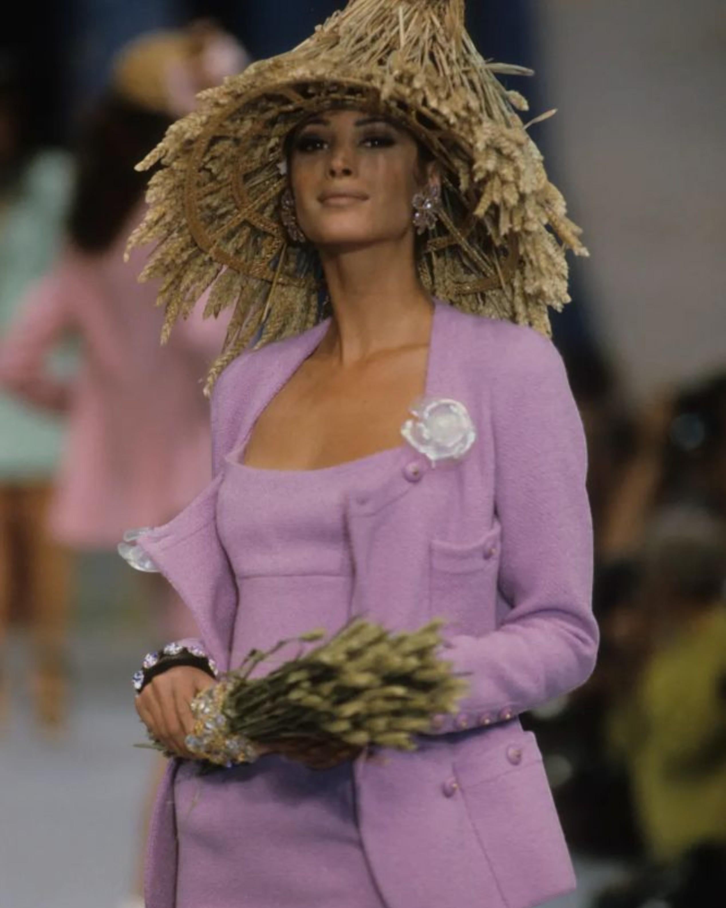 - Entworfen von Karl Lagerfied
- Geld von Skof.Archive
- Wolle Rosa Tailleur
- Kollektion Frühjahr/Sommer 1992
- Startbahn-Set
- Rundhalsausschnitt
- Zweireihiger Frontverschluss mit sechs passenden rosafarbenen Knöpfen mit dezentem goldenen CC-Logo