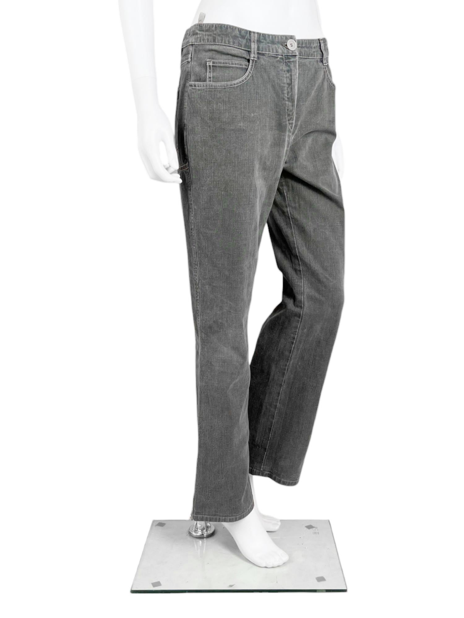 - Conçu par Karl Lagerfield
- S/S 2003
- Denim gris
- Coupe Bootcut
- Etiquette Chanel en métal au dos
- Style classique à 5 poches
- Fermeture par bouton
- Fabriqué en Italie
- Très bon état : le bouton frontal a été remplacé
- Matériaux : Denim
-