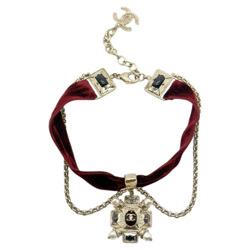 Chanel by Karl Lagerfeld Collar gargantilla de terciopelo, cristal amatista cruciforme, 2017 en venta