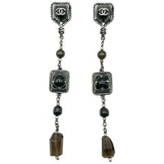 Chanel by Lagerfeld Statement Gunmetal and Stone Logo Long Drop Earrings 2011 (Boucles d'oreilles longues avec logo en bronze et en pierre)