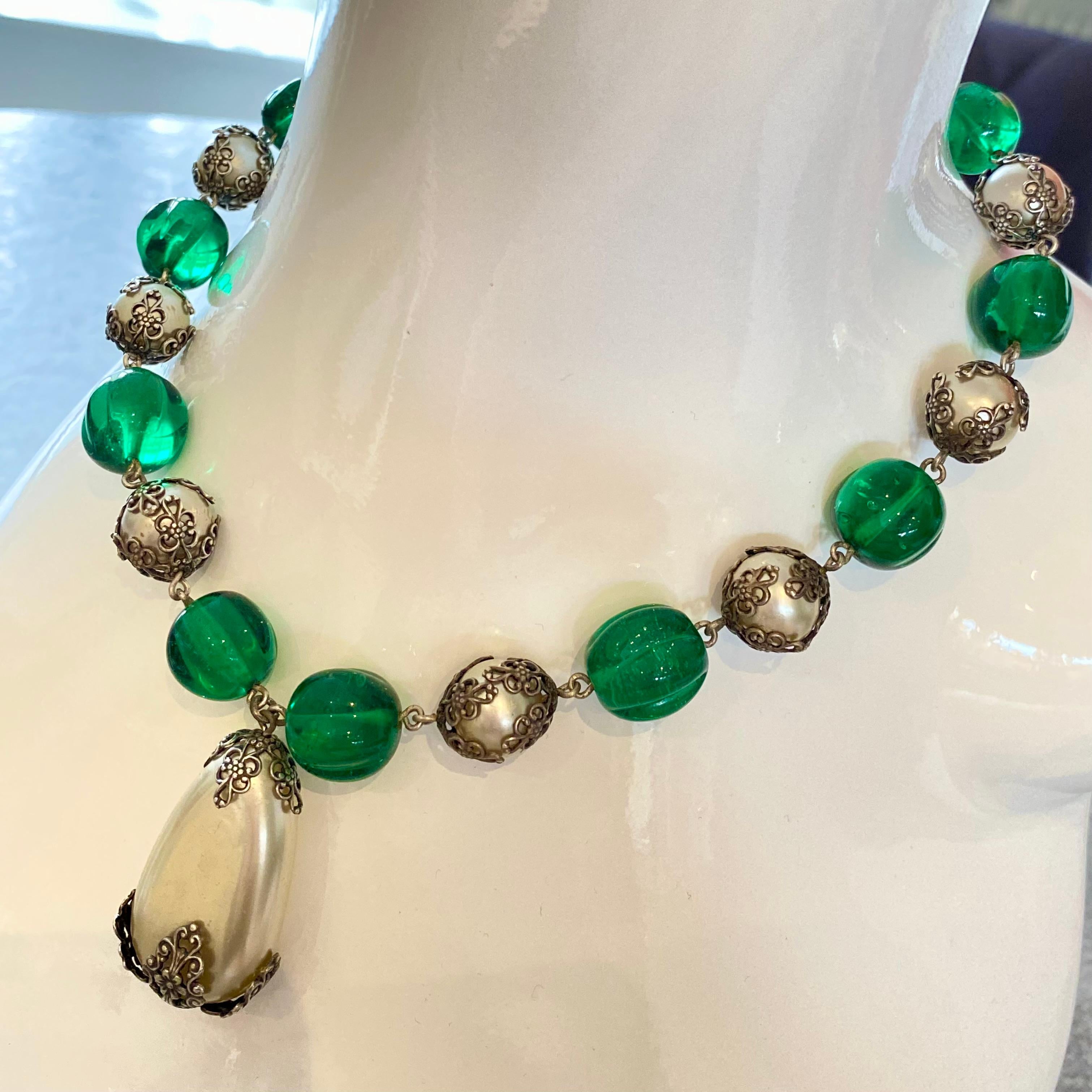 Collana Chanel con perle Gripoix e perline verdi in vendita 6