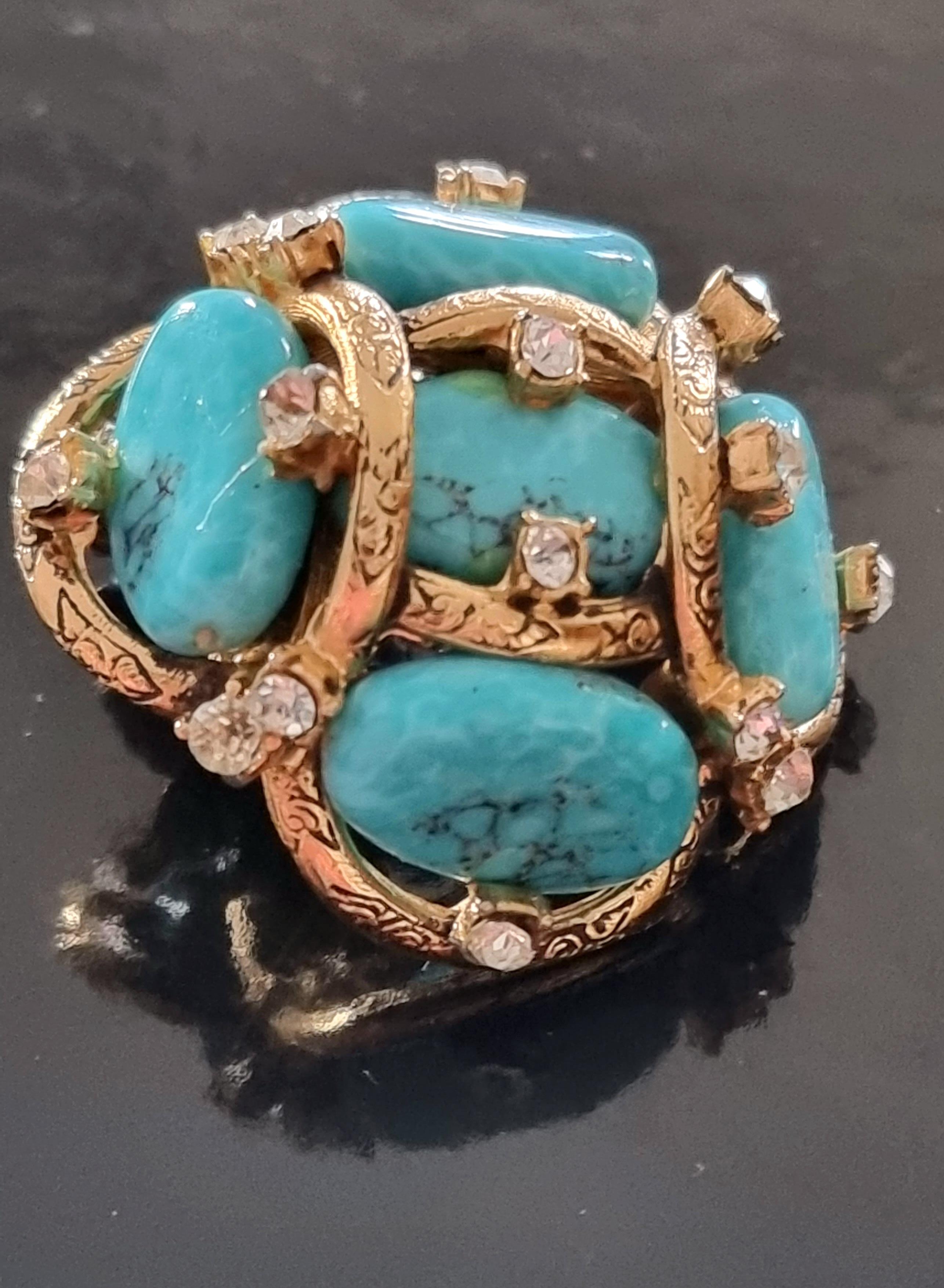 Magnificent old BROOCH,
vintage from the 60s,
made by Robert Goossens for Chanel in 1961,
similar model in “Les Bijoux de Chanel” by Patrick Mauries p.68,
similar models seen on sale at the Great Auction Houses,
dimensions 4.8 x 4.8 cm, weight 42