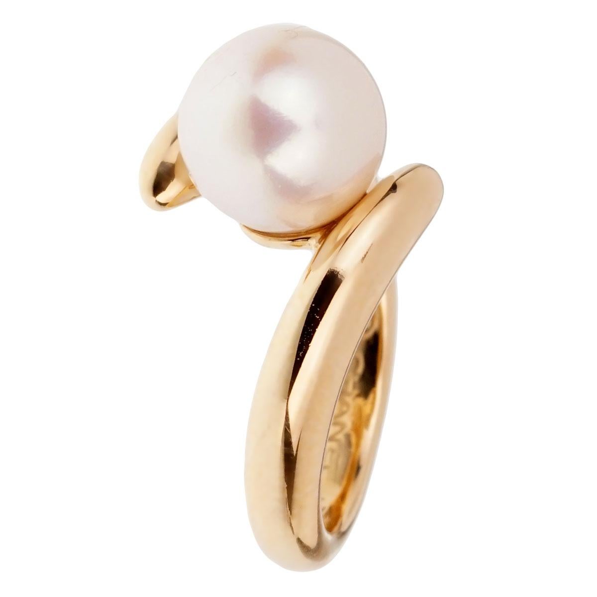 A chic bypass ring by Chanel crafted in 18k yellow gold.

Size 4 1/2 (Resizeable)