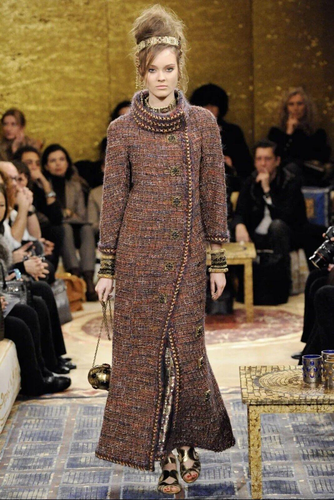 Marvellous Chanel lesage tweed coat with jewel Gripoix buttons from Runway of Paris / BYZANCE Collection.
Retailed for over 10,000$
Size mark 48 FR. Pristine condition.