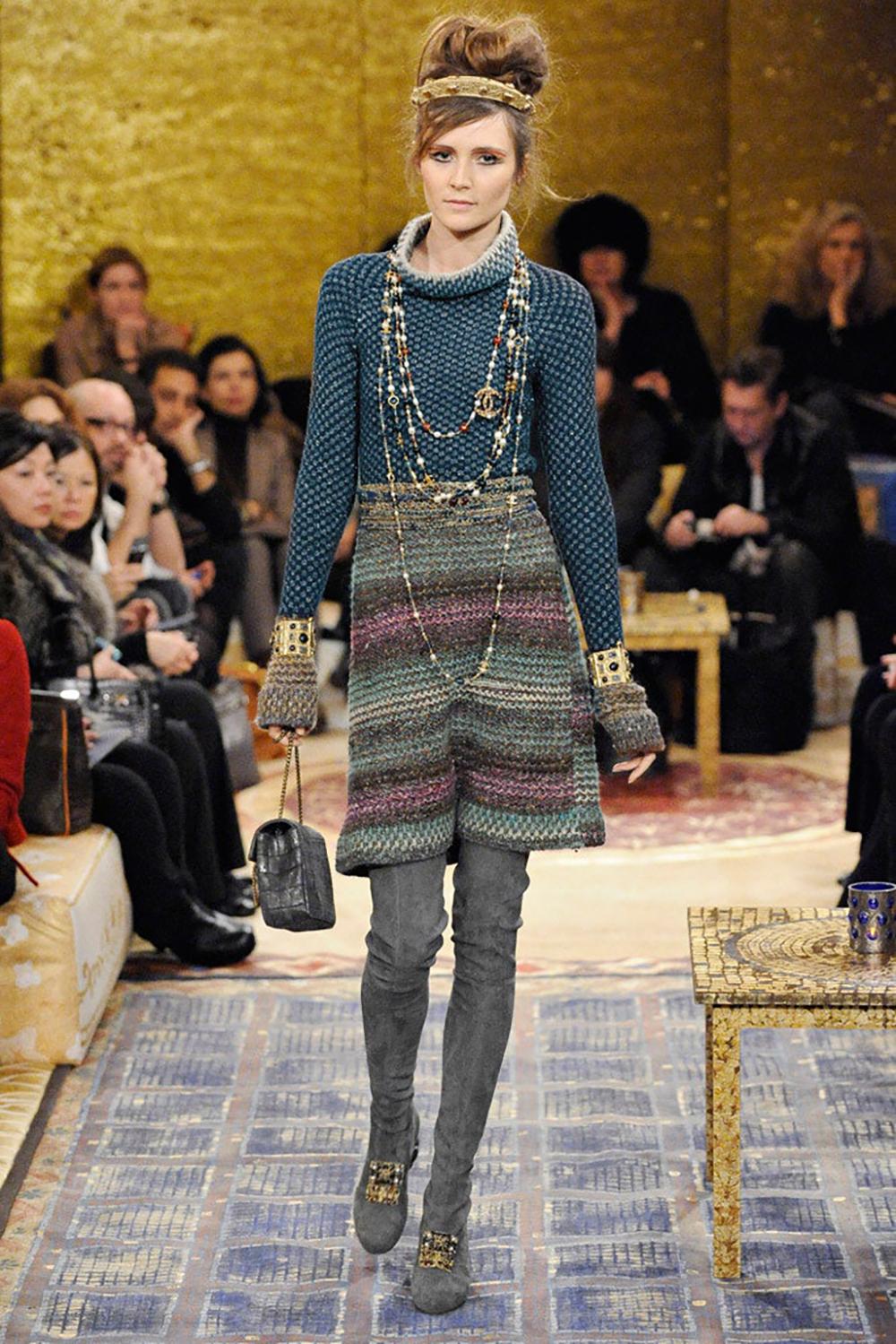 Fabulous Chanel knit from from Runway of Paris / BYZANCE Metiers d’Art Collection by Mr Karl Lagerfeld. Inspirated by the lost culture of Byzantine Empire.
Noble sublime colors with a spin of iridiscent lurex threads. Detail of knit like a