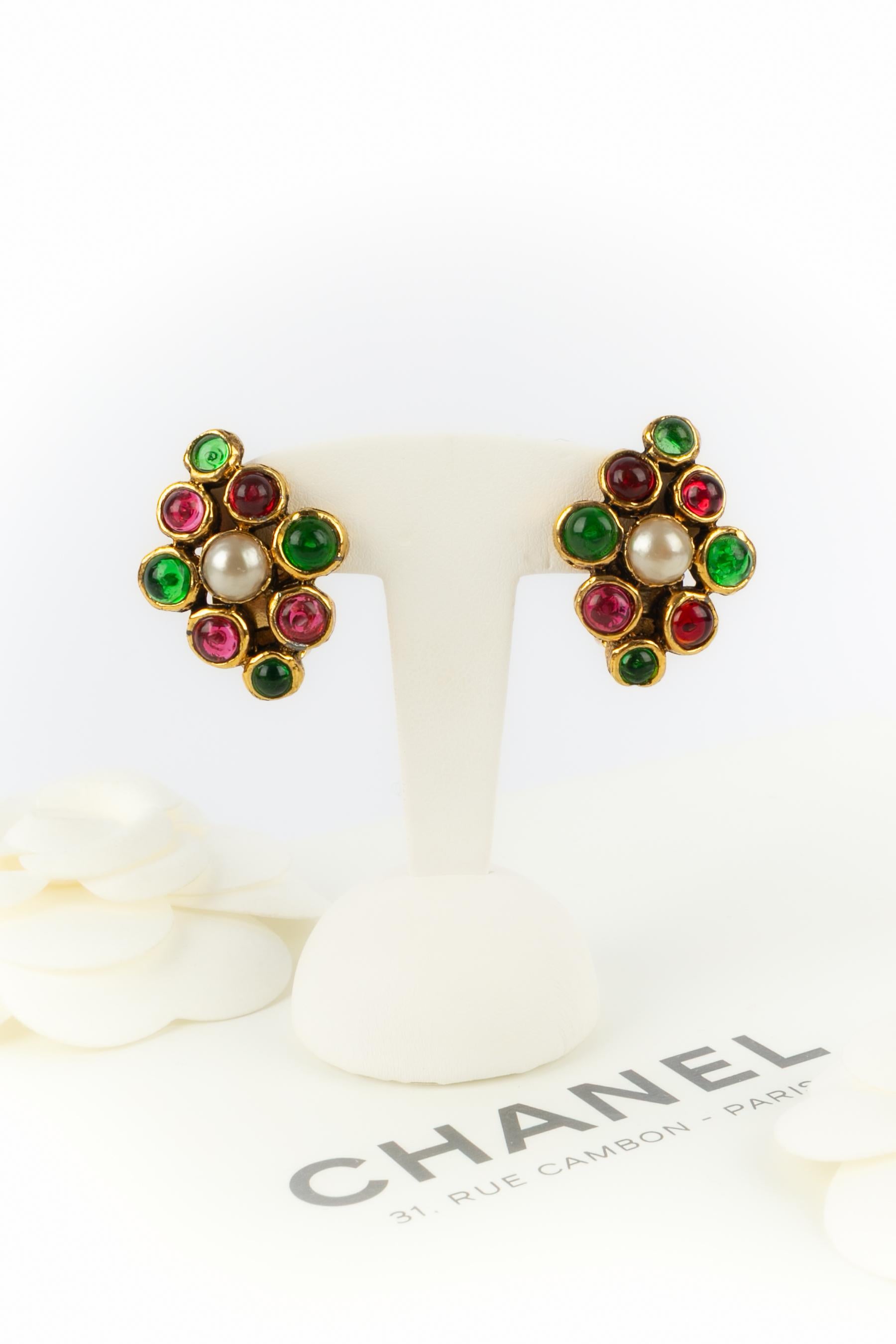 Chanel - (Made in France) Orecchini a clip in metallo dorato con pasta di vetro colorata e cabochon perlati

Condizioni:
Ottime condizioni

Dimensioni:
2,5 cm x 3,2 cm

SKU:BOB139