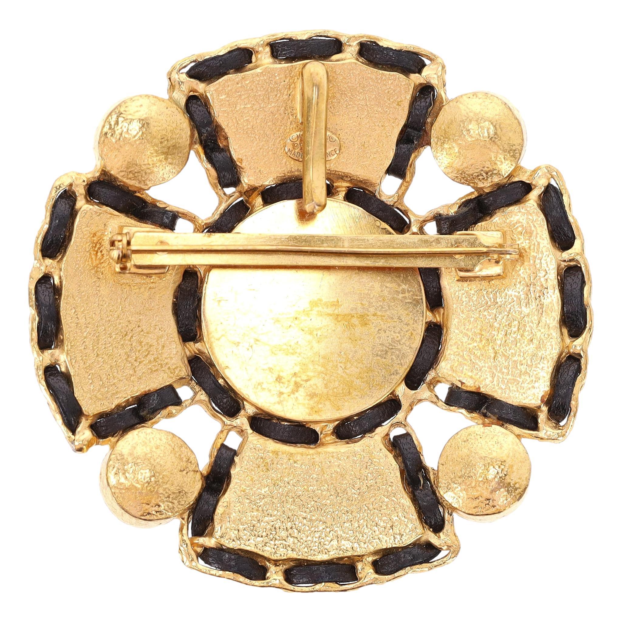 Muy Raro - Chanel Broche Cruz de Malta Byzante Sobredimensionado Con Gripoix, Cristal, Piel de Cordero y Piedras Semipreciosas

Broche de oro diseñado con cuero de la firma y adornos de cadena, cinco piedras semipreciosas con dos cristales verdes y