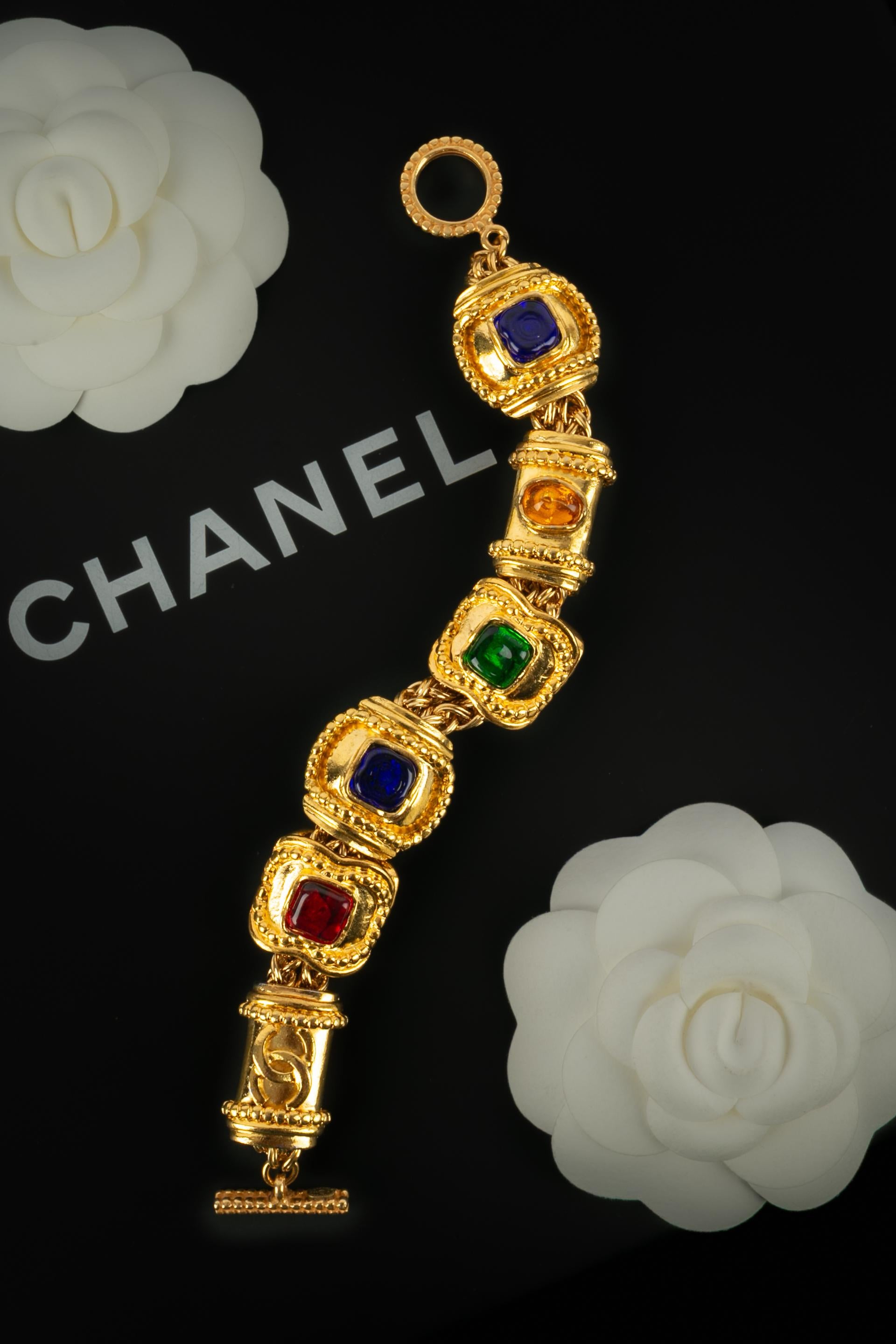 CHANEL - (Made in France) Byzantine-style golden metal bracelet with glass paste cabochons. Elements sliding on the chain. 1996 Fall-Winter Collection under the artistic direction of Karl Lagerfeld.

Condition:
Very good