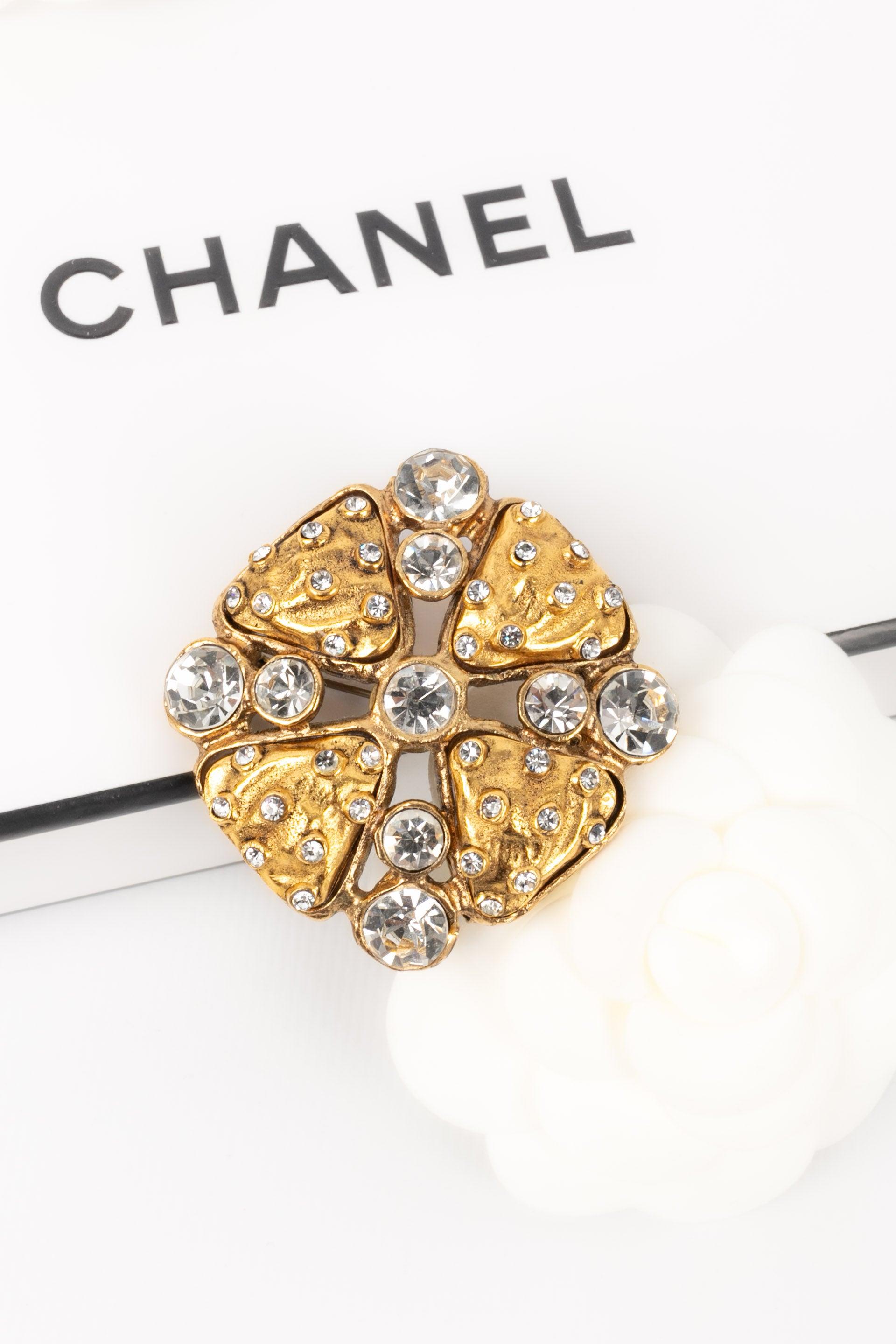 Chanel Byzantinische Brosche aus vergoldetem Metall, 1990er Jahre im Angebot 1
