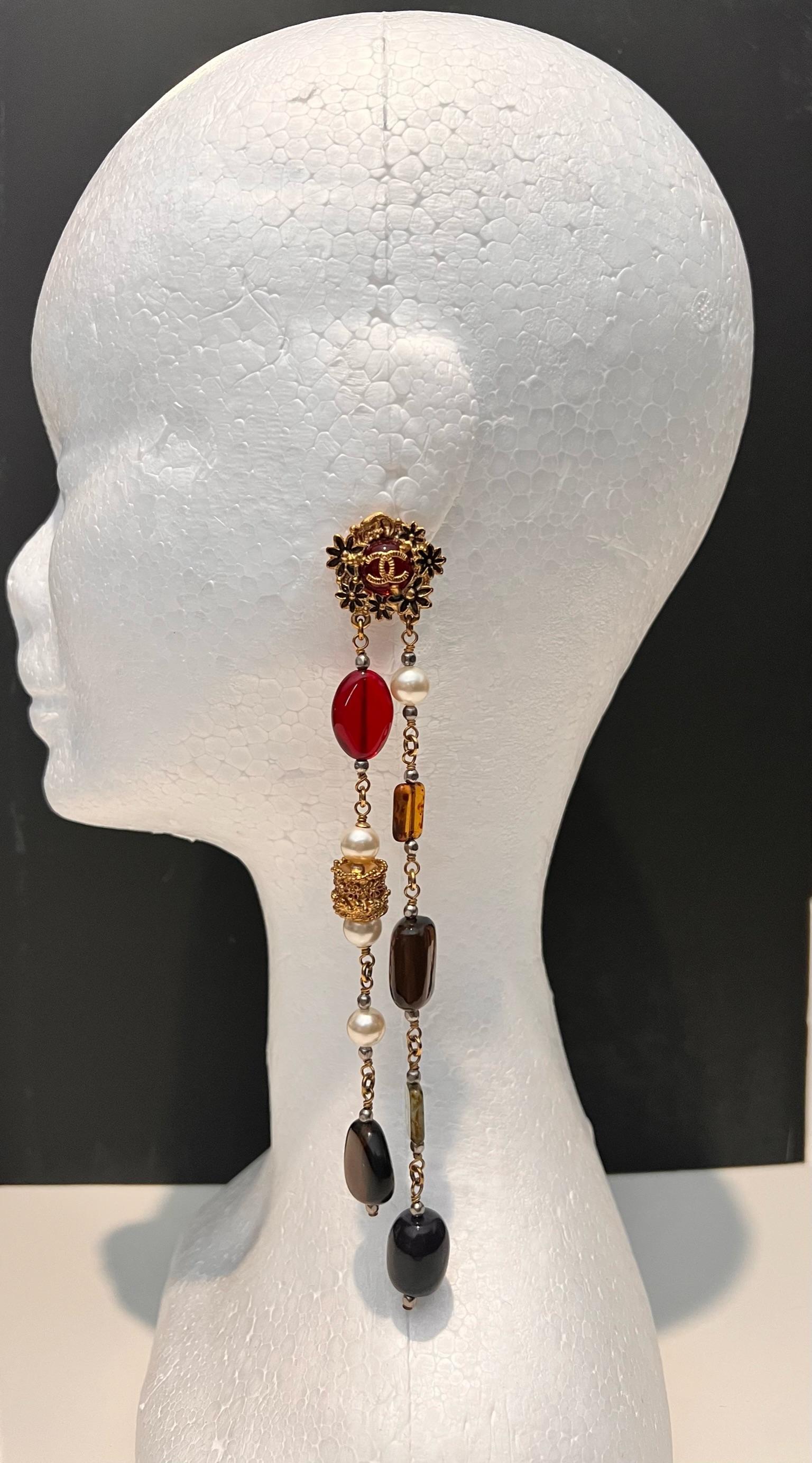 Atemberaubende Chanel Byzantine Collection lange Tropfen mehrfarbige Perlen Ohrringe mit CC-Logo.
Kommt mit Originalverpackung. 