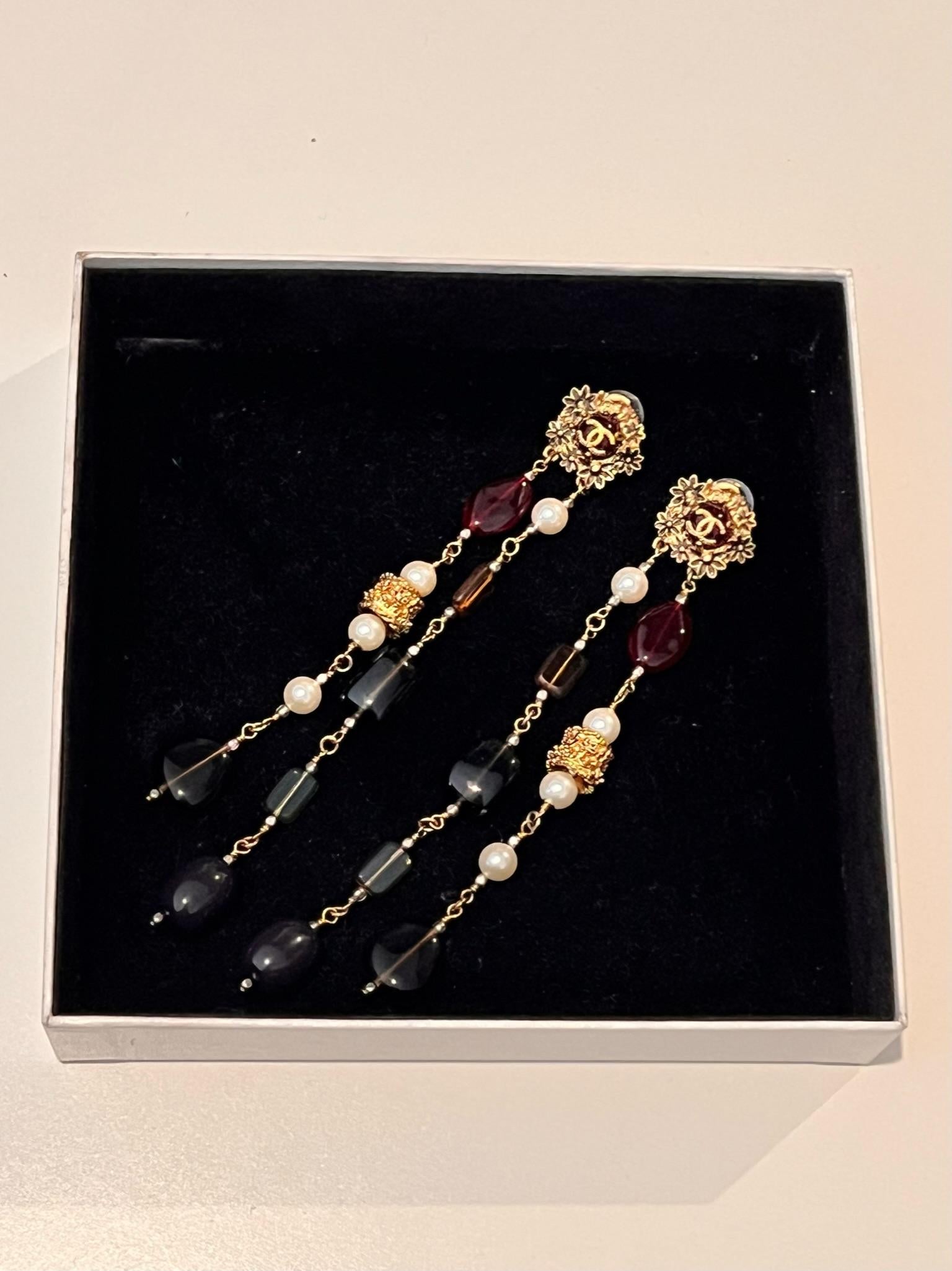 Chanel Byzantinische Kollektion Lange tropfenförmige mehrfarbige Perlen-Ohrringe mit CC-Logo Damen