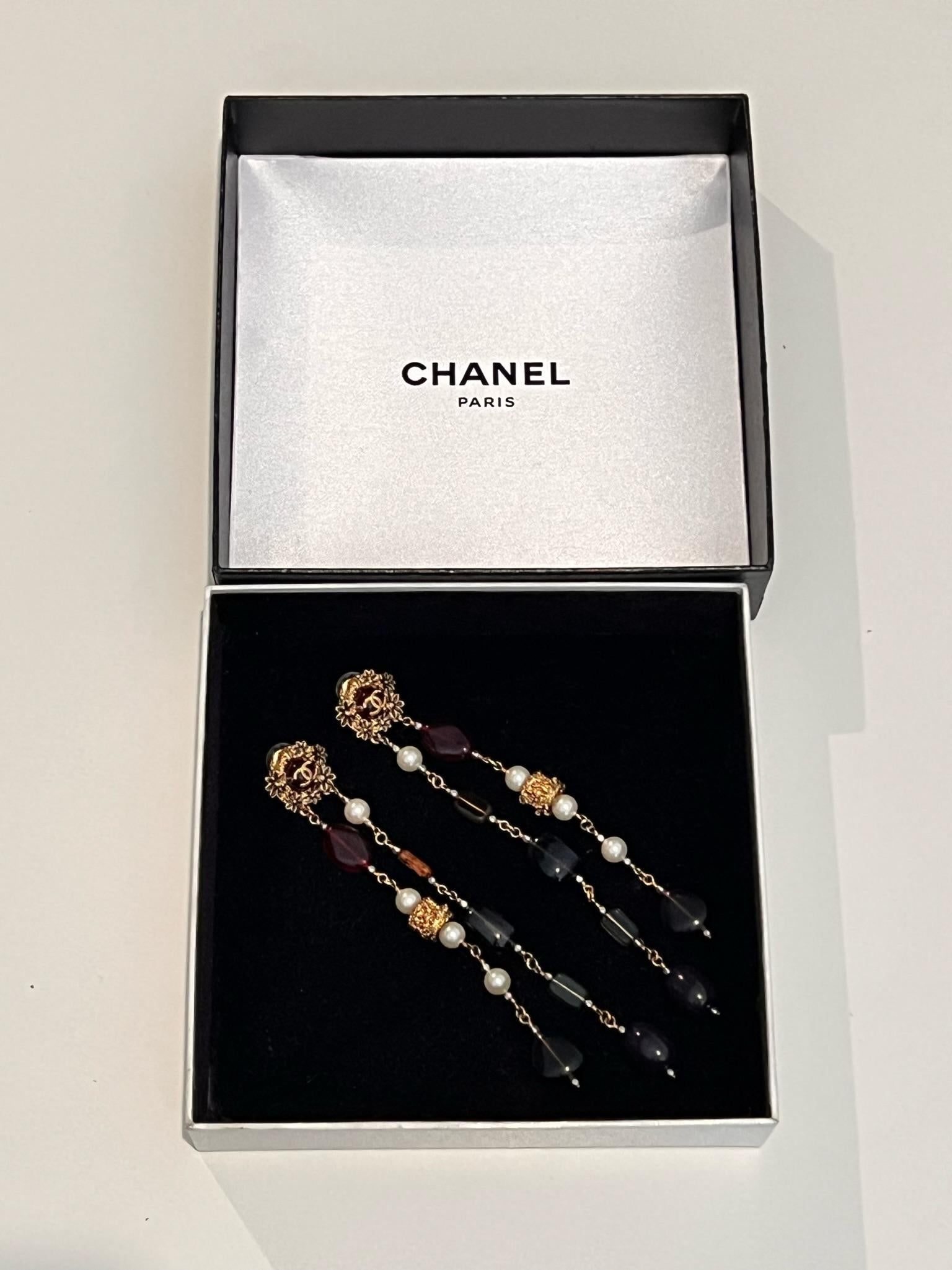 Chanel Byzantinische Kollektion Lange tropfenförmige mehrfarbige Perlen-Ohrringe mit CC-Logo 1