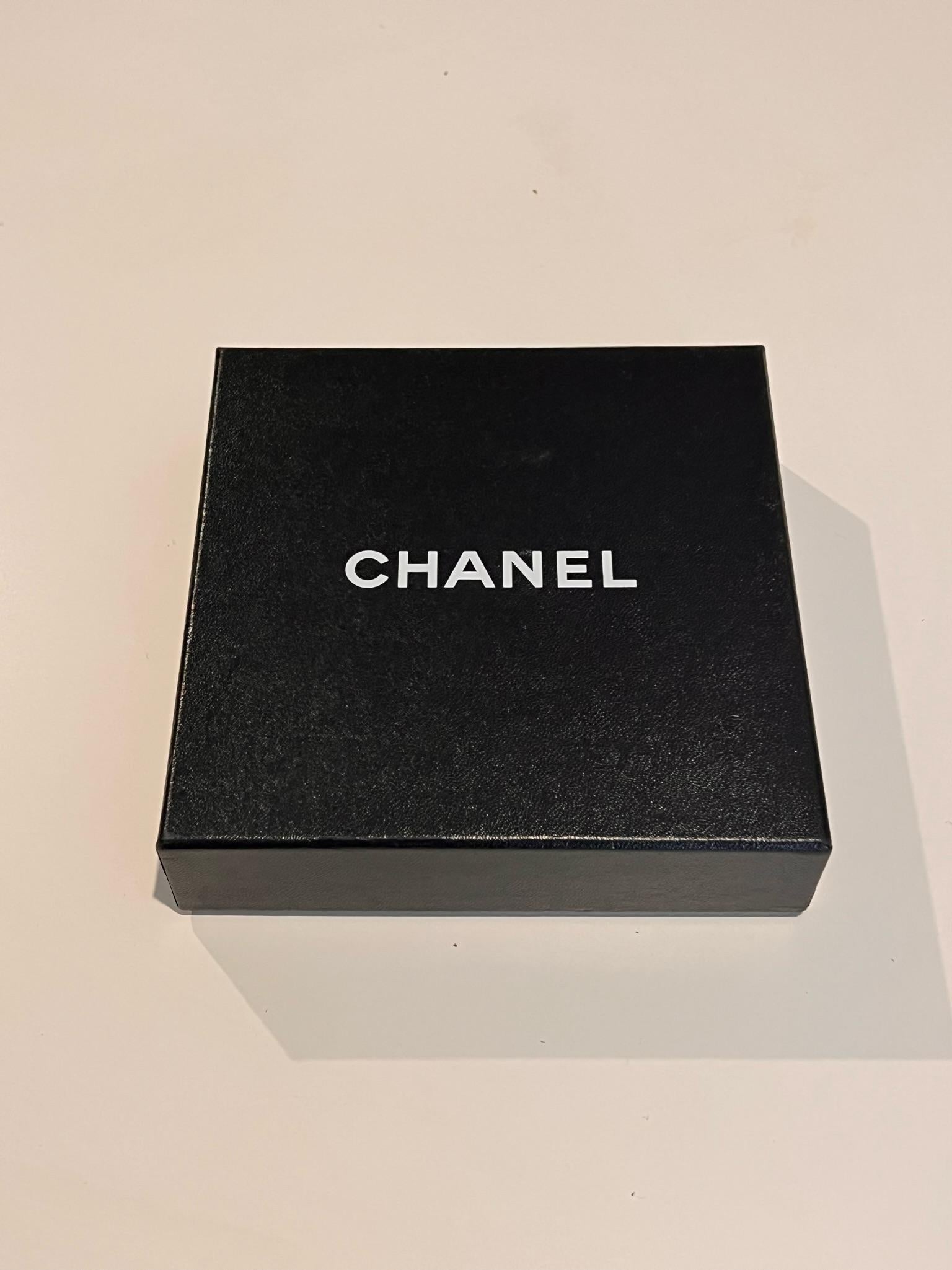 Chanel Byzantinische Kollektion Lange tropfenförmige mehrfarbige Perlen-Ohrringe mit CC-Logo 2