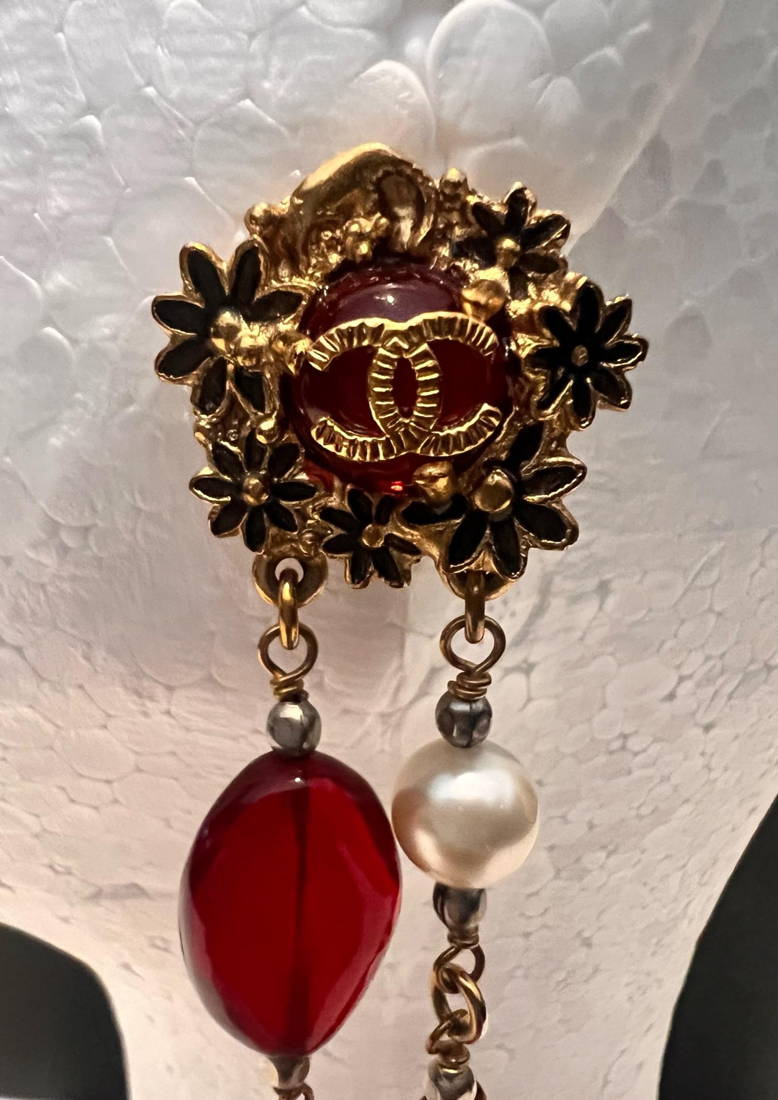 Chanel Byzantinische Kollektion Lange tropfenförmige mehrfarbige Perlen-Ohrringe mit CC-Logo 3
