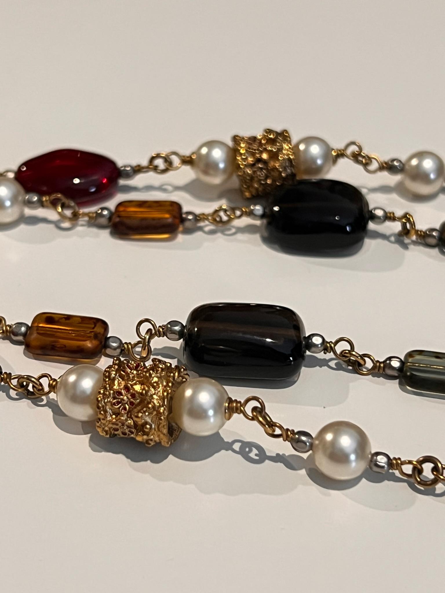 Chanel Byzantinische Kollektion Lange tropfenförmige mehrfarbige Perlen-Ohrringe mit CC-Logo 4