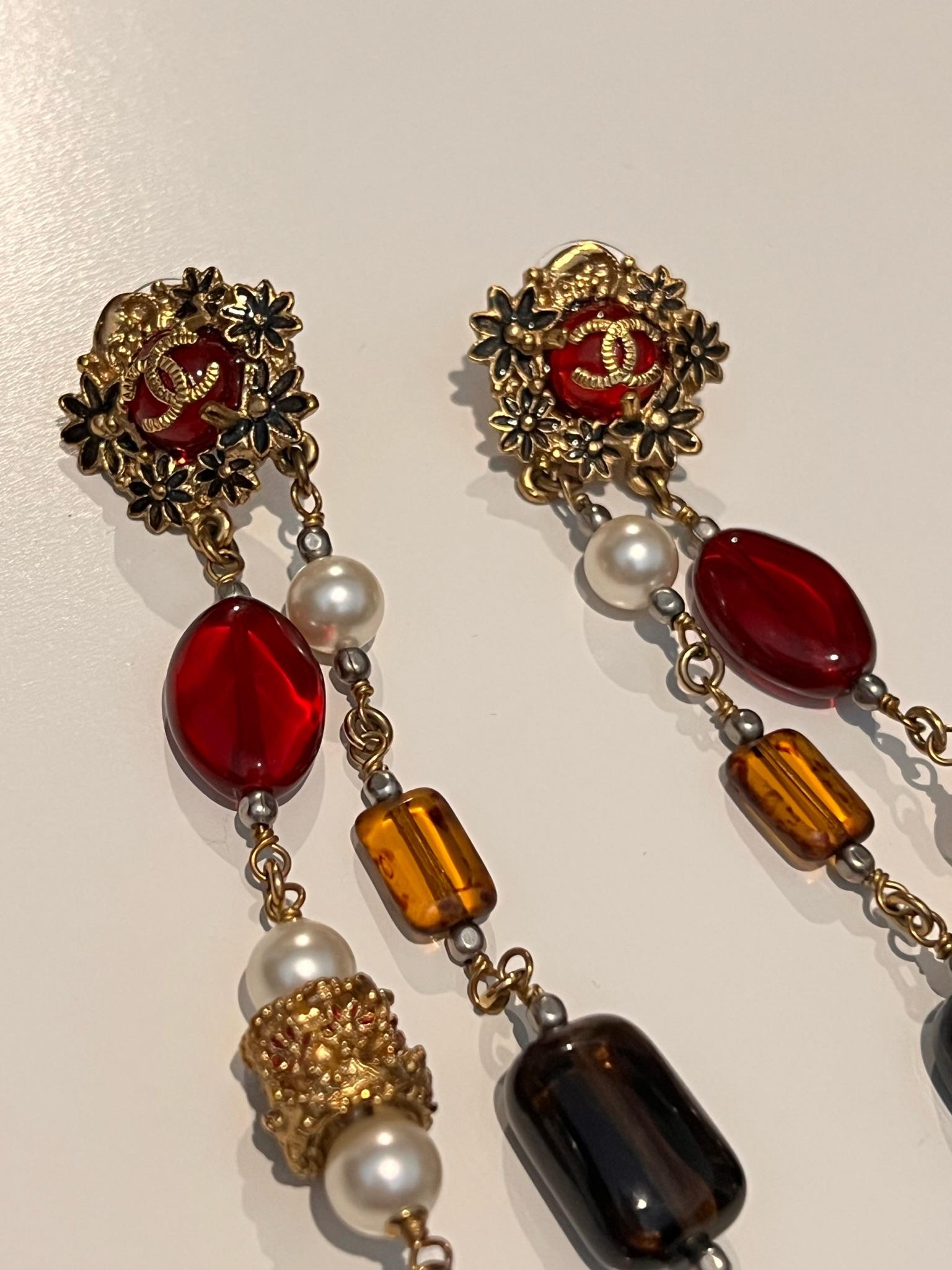 Chanel Byzantinische Kollektion Lange tropfenförmige mehrfarbige Perlen-Ohrringe mit CC-Logo 5