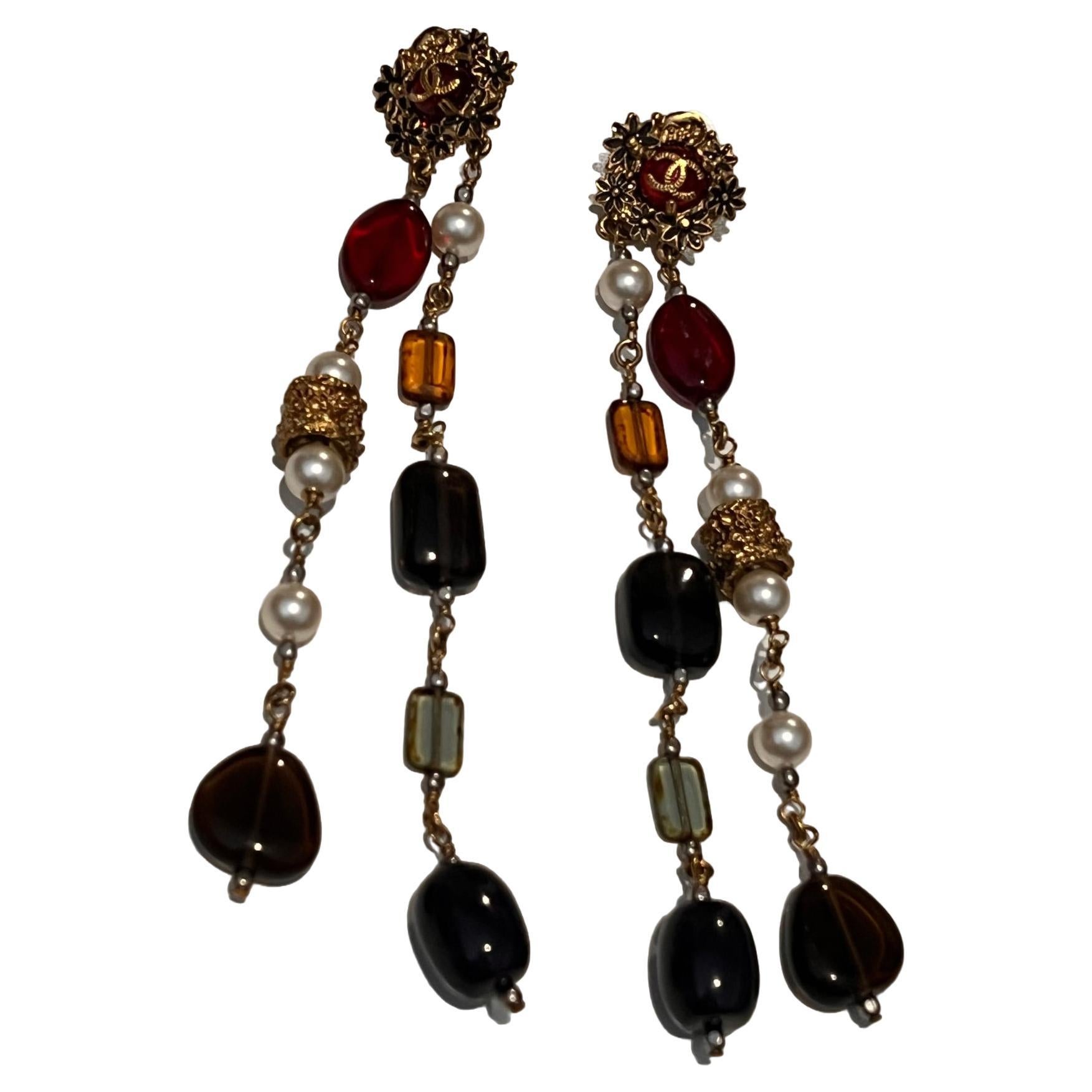 Chanel Byzantinische Kollektion Lange tropfenförmige mehrfarbige Perlen-Ohrringe mit CC-Logo