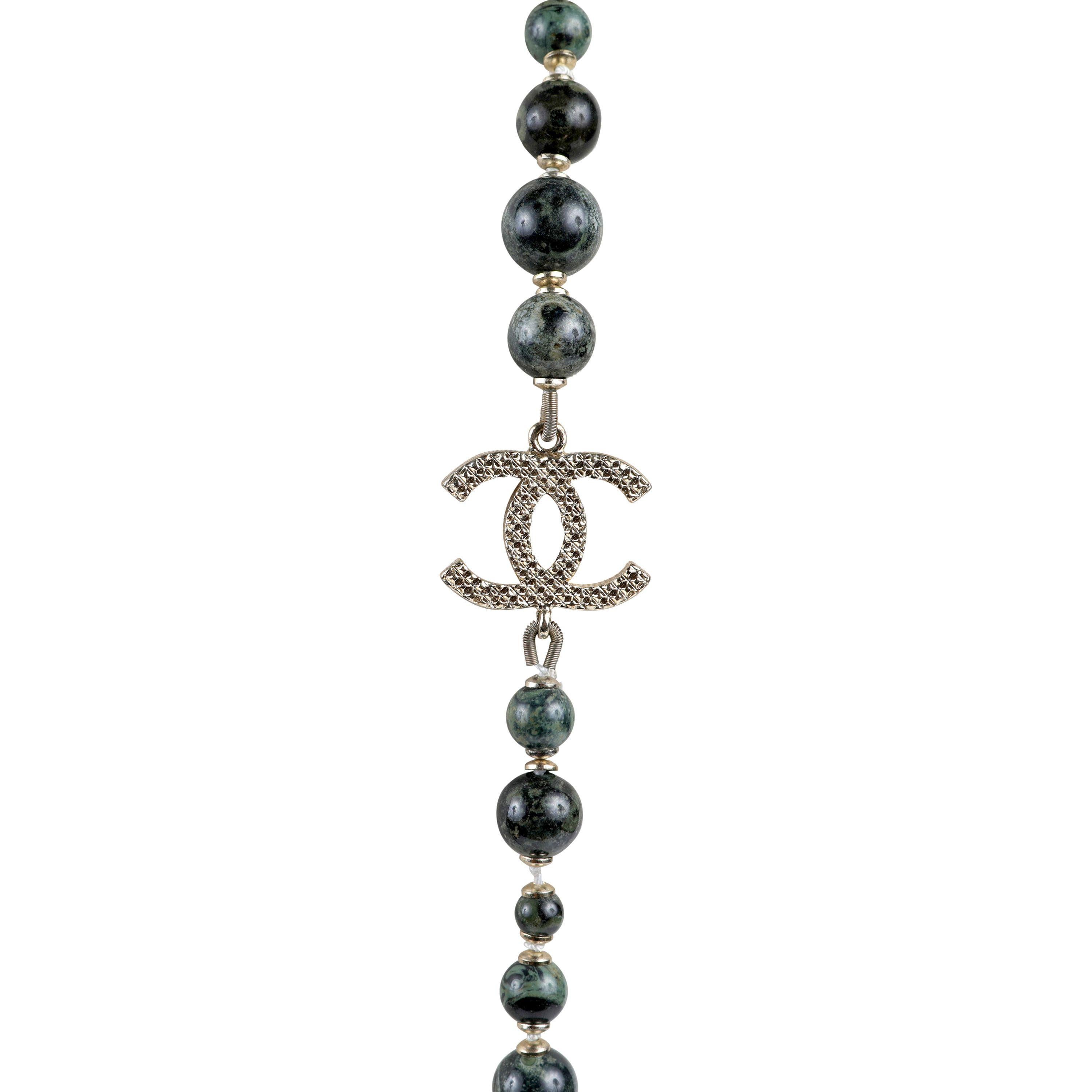 Collana Chanel Byzantine Collection'S con perline d'onice e CC d'oro In condizioni buone in vendita a Palm Beach, FL