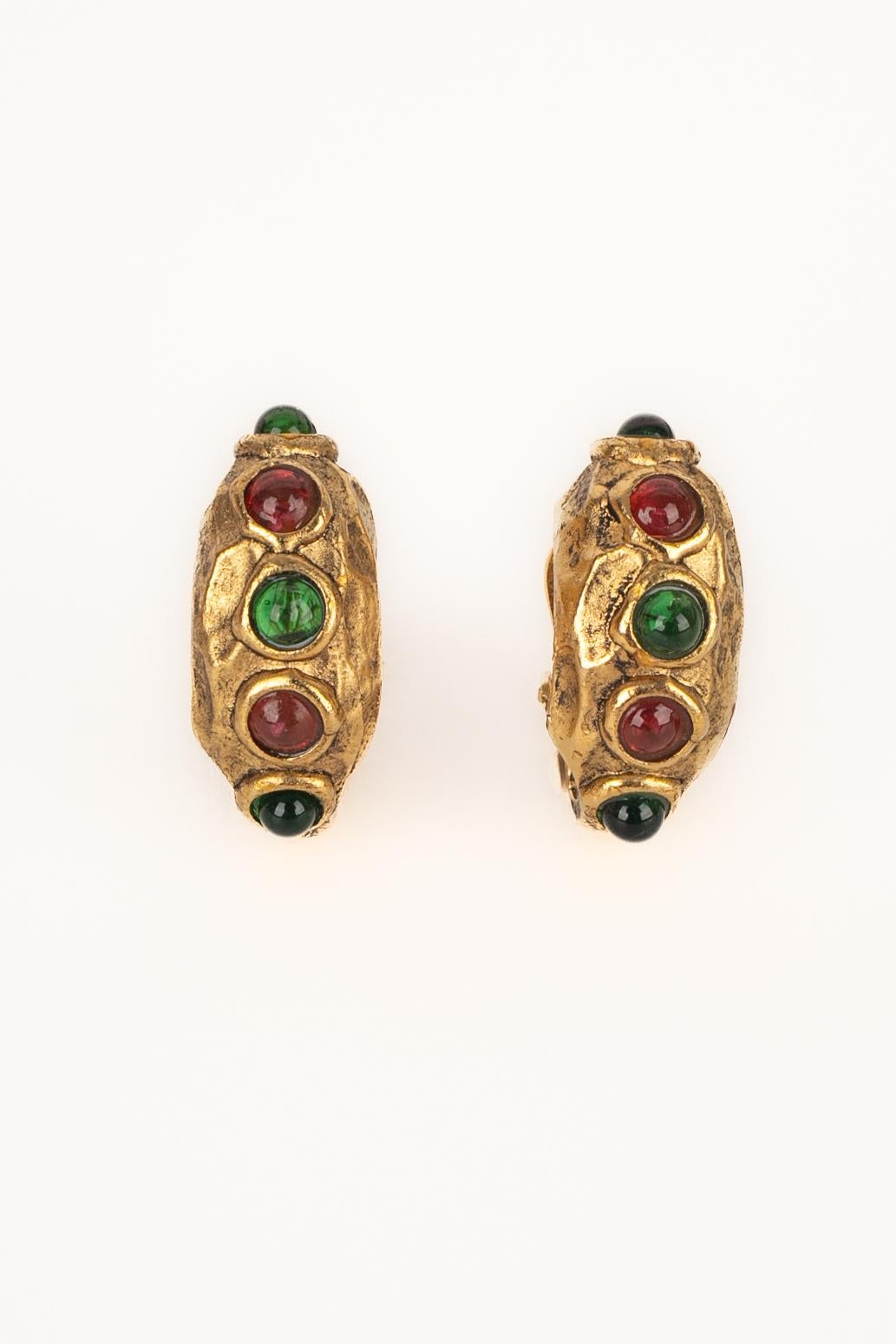 CHANEL - (Fabriqué en France) Boucles d'oreilles clips en métal doré ornées de cabochons en pâte de verre. Bijoux de la fin des années 1980.

Condit :
Très bon état.

Dimensions :
Longueur : 3 cm

SKU:BOB221