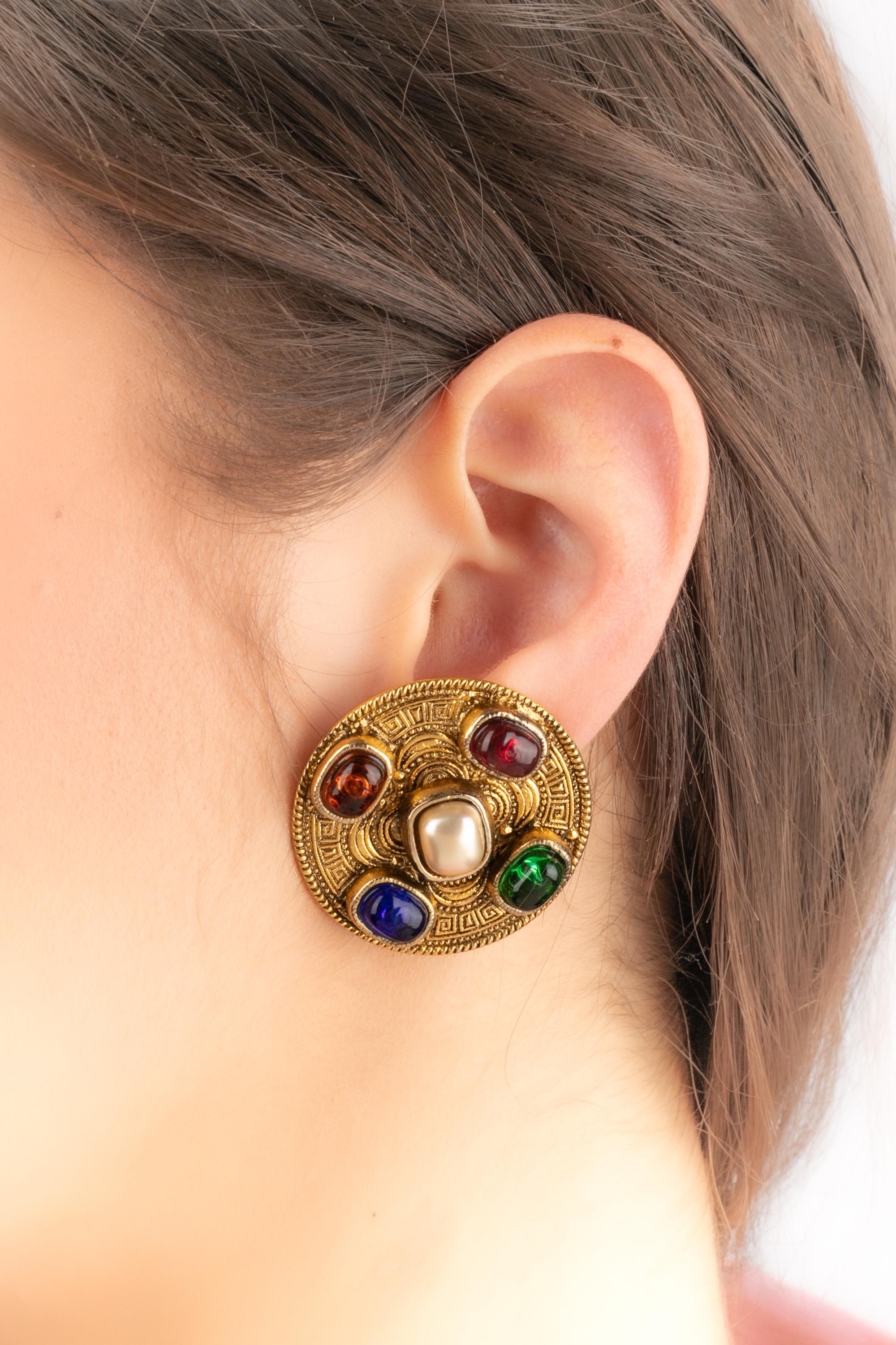 CHANEL - (Fabriqué en France) Boucles d'oreilles à clip en métal doré de style byzantin. Ils sont ornés de cabochons en pâte de verre. A 1983 Collectional.

Condit :
Très bon état.

Dimensions :
Diamètre : 3.5 cm

SKU:BOB183


