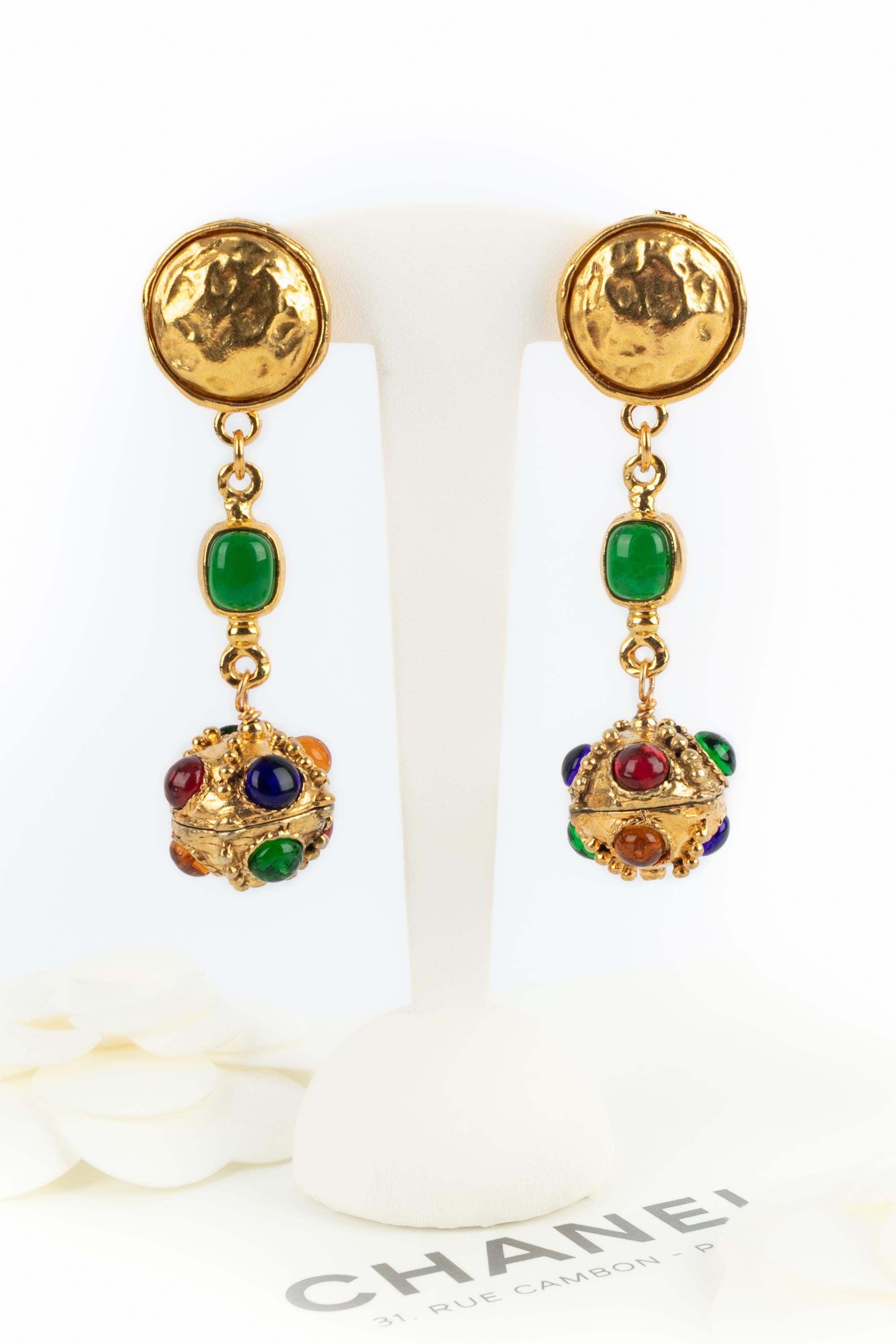 CHANEL - (Fabriqué en France) Boucles d'oreilles clips en métal doré avec cabochons en pâte de verre. Bijoux de la fin des années 1980.

Condit :
Très bon état.

Dimensions :
Longueur : 7,5 cm

SKU:BOB108