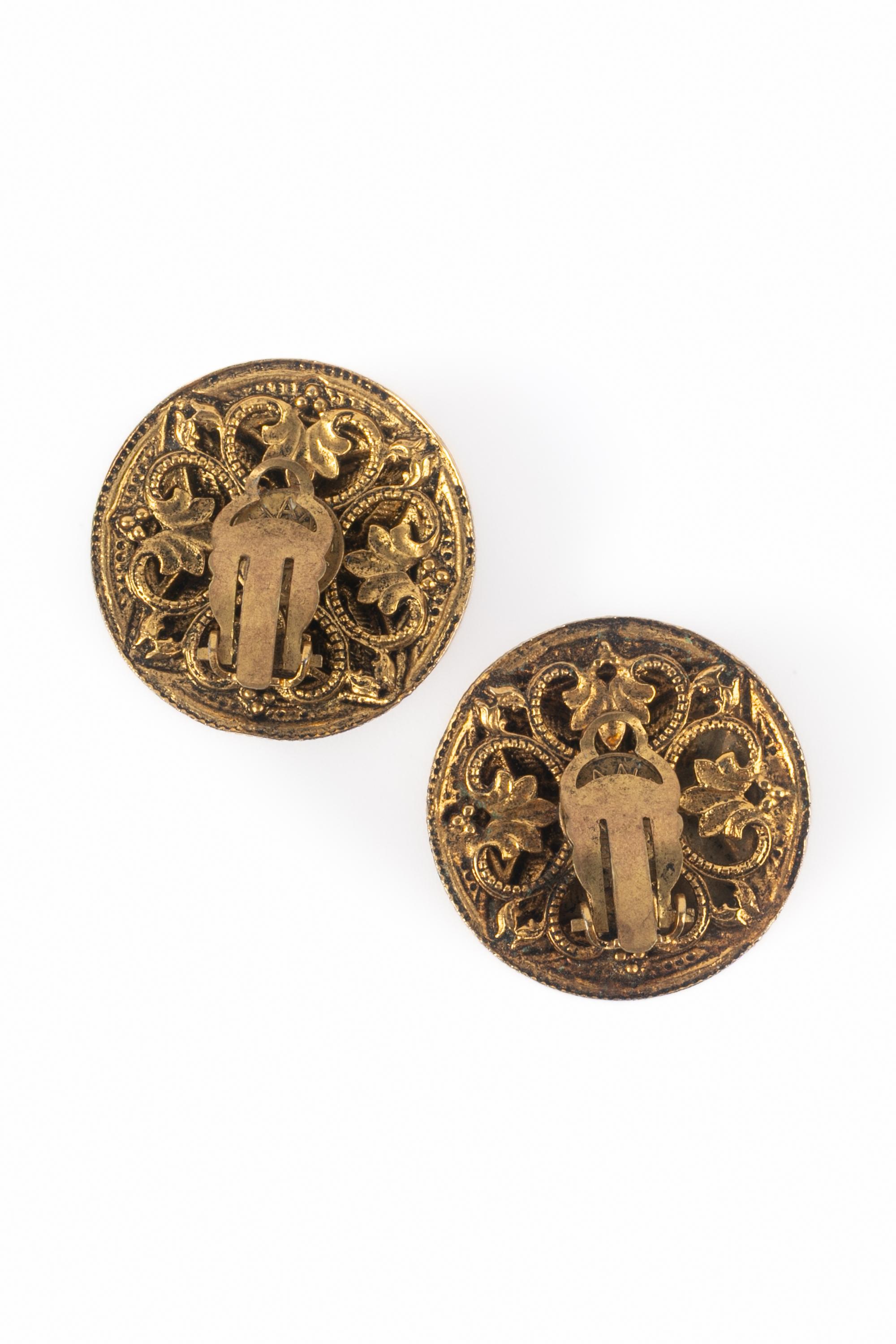 Donna Orecchini bizantini Chanel in vendita