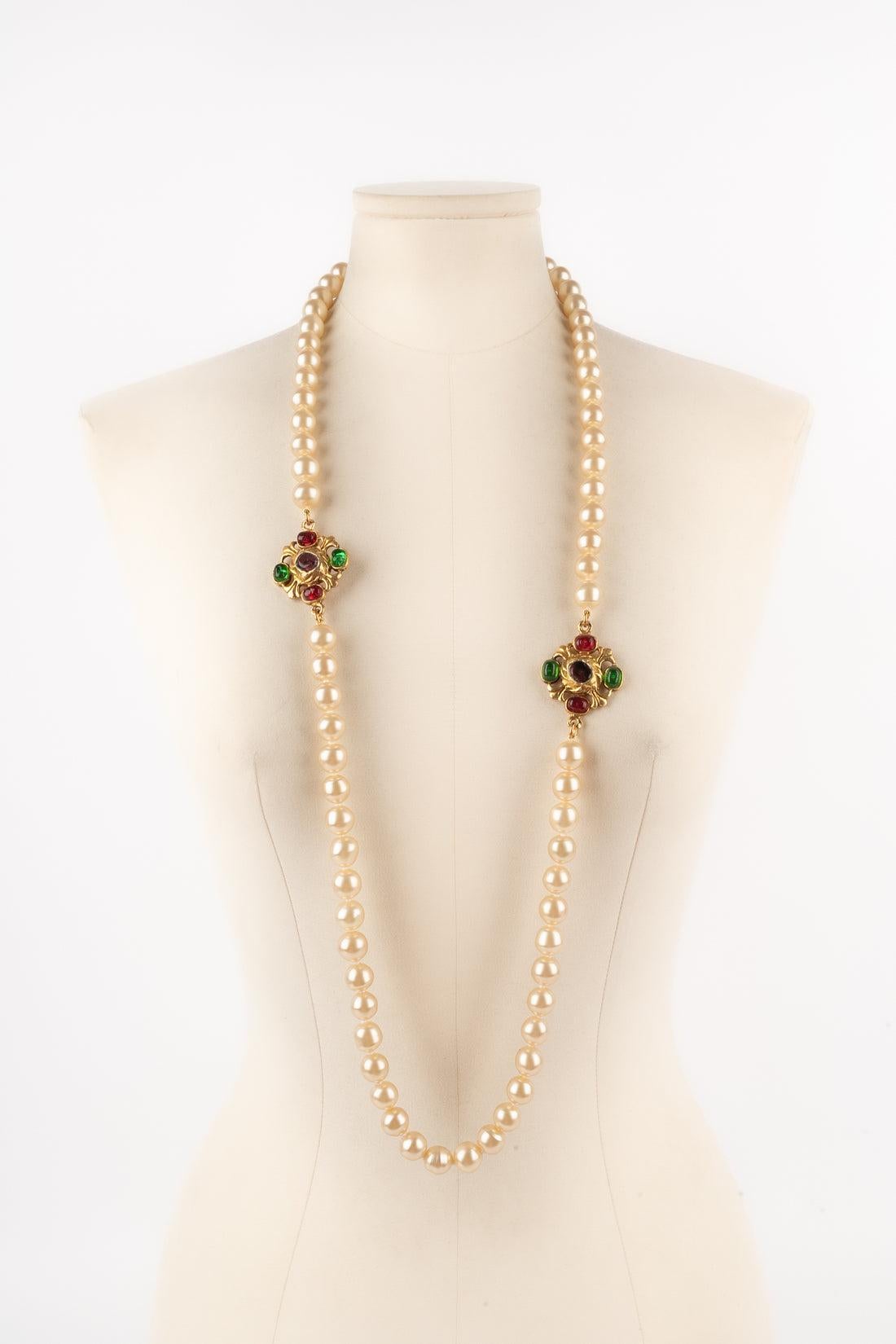 CHANEL - (Made in France) Costume pearl necklace with golden metal medallions and glass paste. 1985 Collection.

Additional information:
Condition: Very good condition
Dimensions: Length: 102 cm
Period: 20th Century
 
Seller Reference: CB265