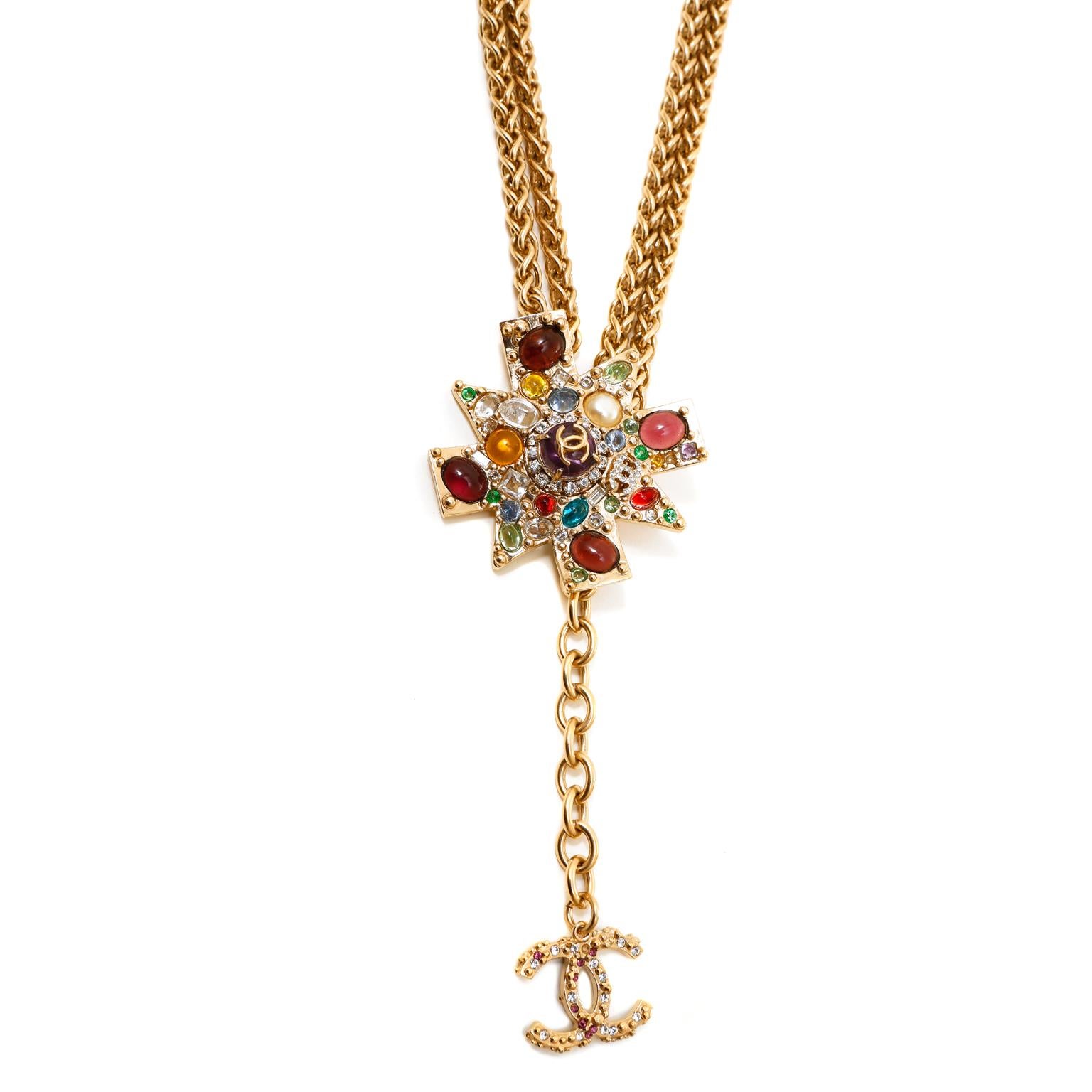 This authentic Chanel Byzantine Gripoix Star Necklace is in excellent vintage condition.  Irregularly shaped 14 karat gold plated star is covered in multicolored Gripoix glass jewels. Dramatically dangling from a double gold linked chain with an