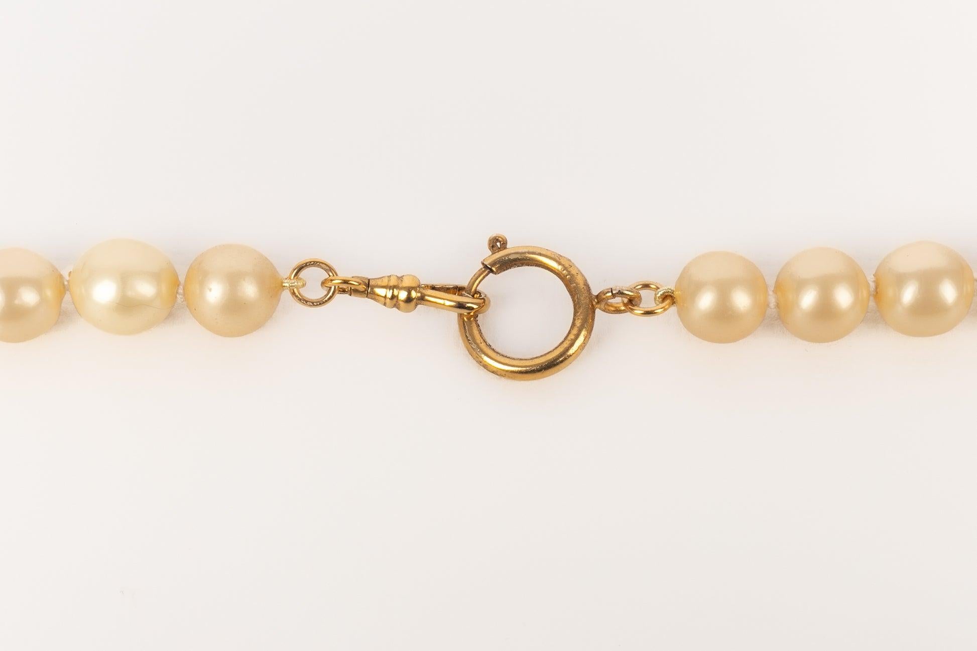 Chanel - (Made in France) Collana con perle di costume, elementi bizantini in metallo dorato e cabochon in pasta di vetro. Gioielli della metà degli anni '80.

Informazioni aggiuntive:
Condizioni: Ottime condizioni
Dimensioni: Lunghezza: 85