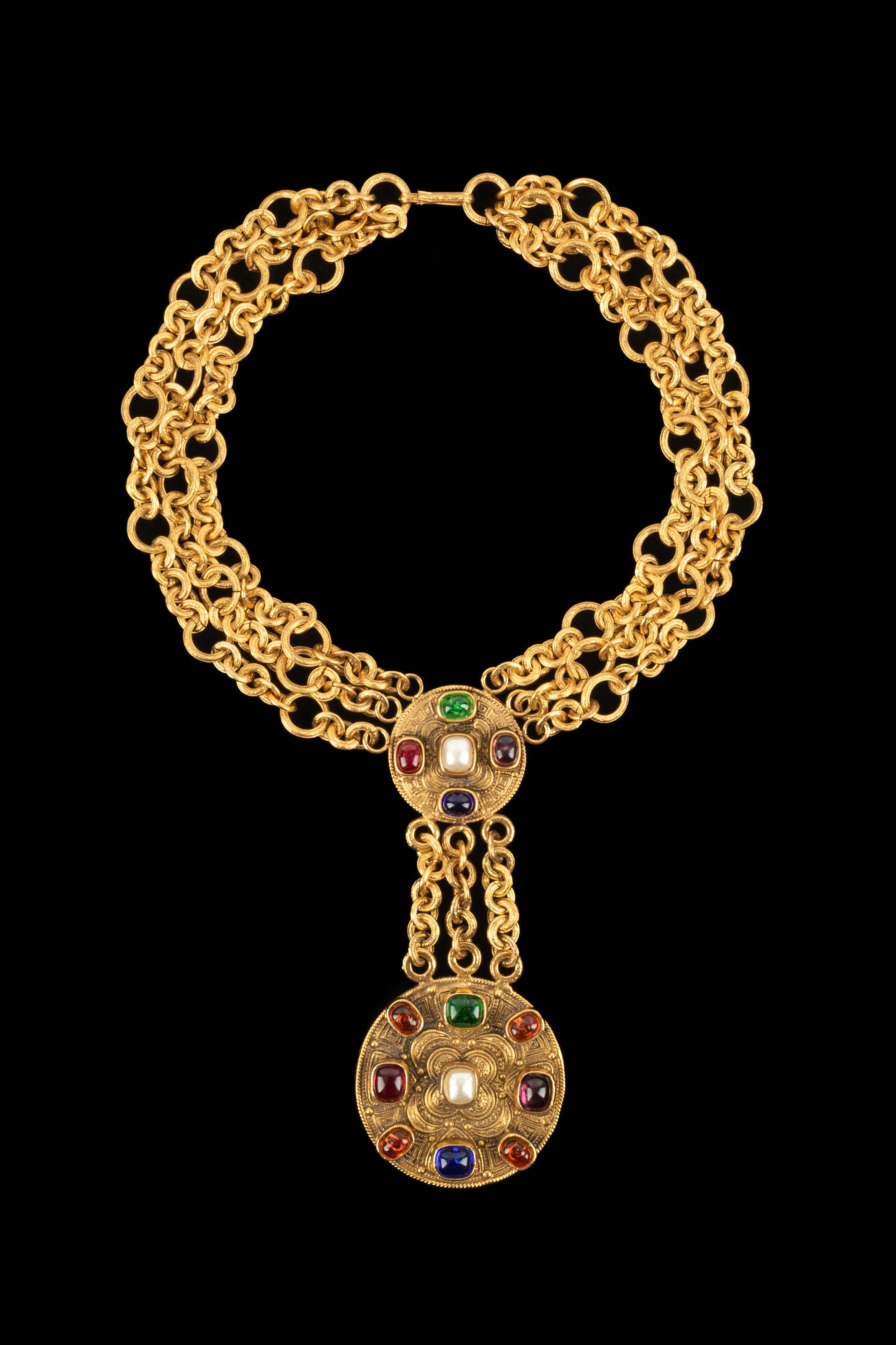 CHANEL - (Made in France) Golden metal Byzantine necklace with colorful glass paste cabochons. A 1984 Collection.

Condition:
Very good condition

Dimensions:
Length: 43 cm

SKU:CB75


