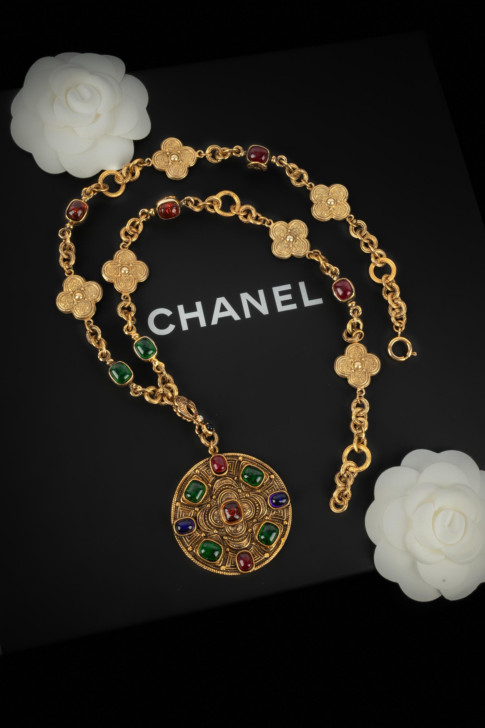 CHANEL - (Made in France) Byzantine-style golden metal necklace with colorful glass paste cabochons. A 1984 Collection.

Condition:
Very good condition

Dimensions:
Length: 75 cm

SKU:CB42


