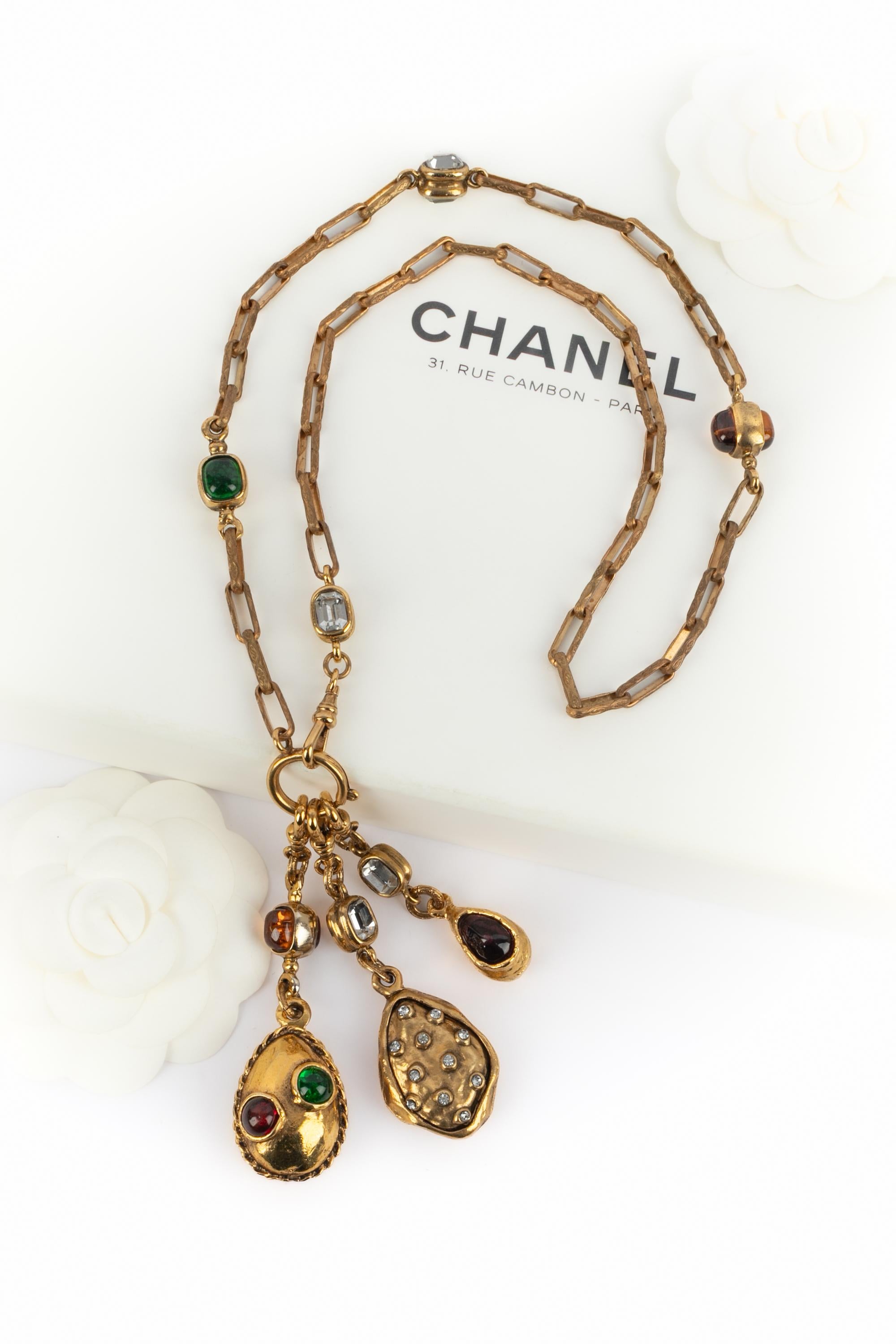 CHANEL - (Fabriqué en France) Long collier en métal doré de style byzantin avec un pendentif en pâte de verre. Bijoux du milieu des années 1985 sous la direction artistique de Karl Lagerfeld.

Condit :
Très bon état.

Dimensions :
Longueur : 60