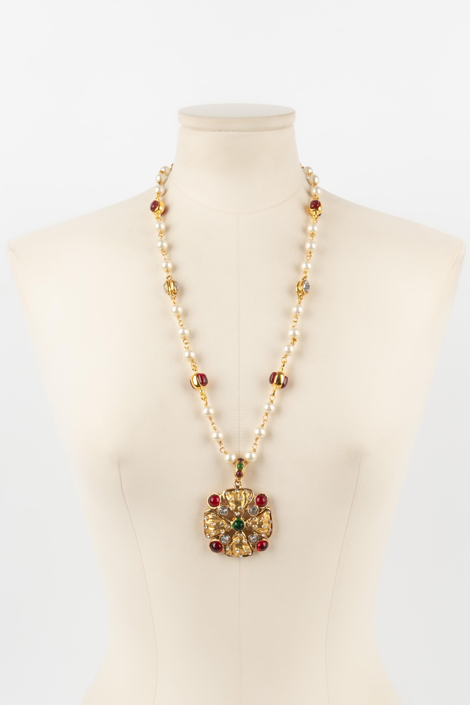CHANEL - (Made in France) Byzantine-style golden metal necklace with glass paste and costume pearls.

Condition:
Very good condition

Dimensions:
Length: 70 cm

CB270