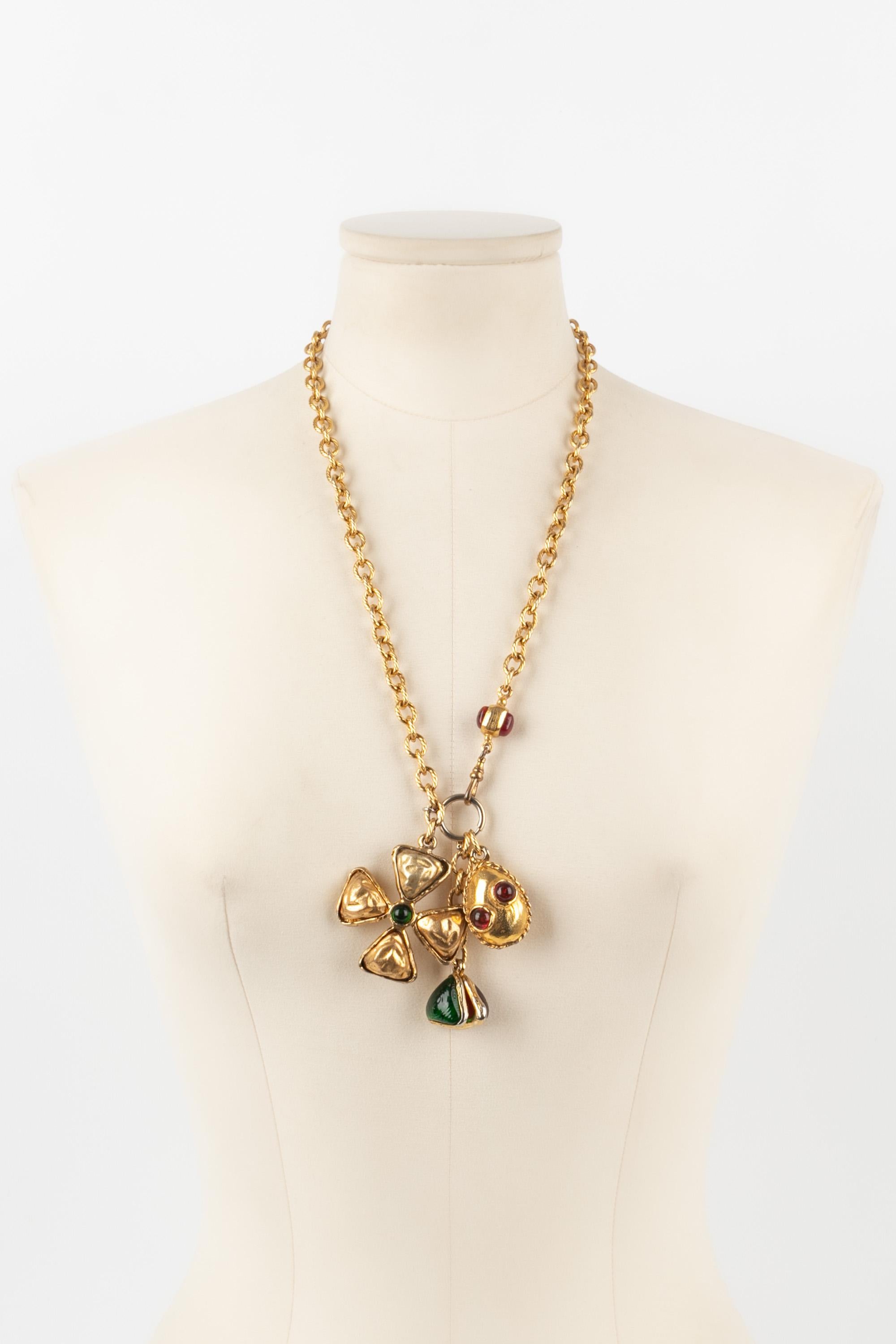 CHANEL - (Made in France) Golden metal necklace with glass paste. Jewelry from the 1990s.

Condition:
Good condition

Dimensions:
Length: 64 cm

CB267