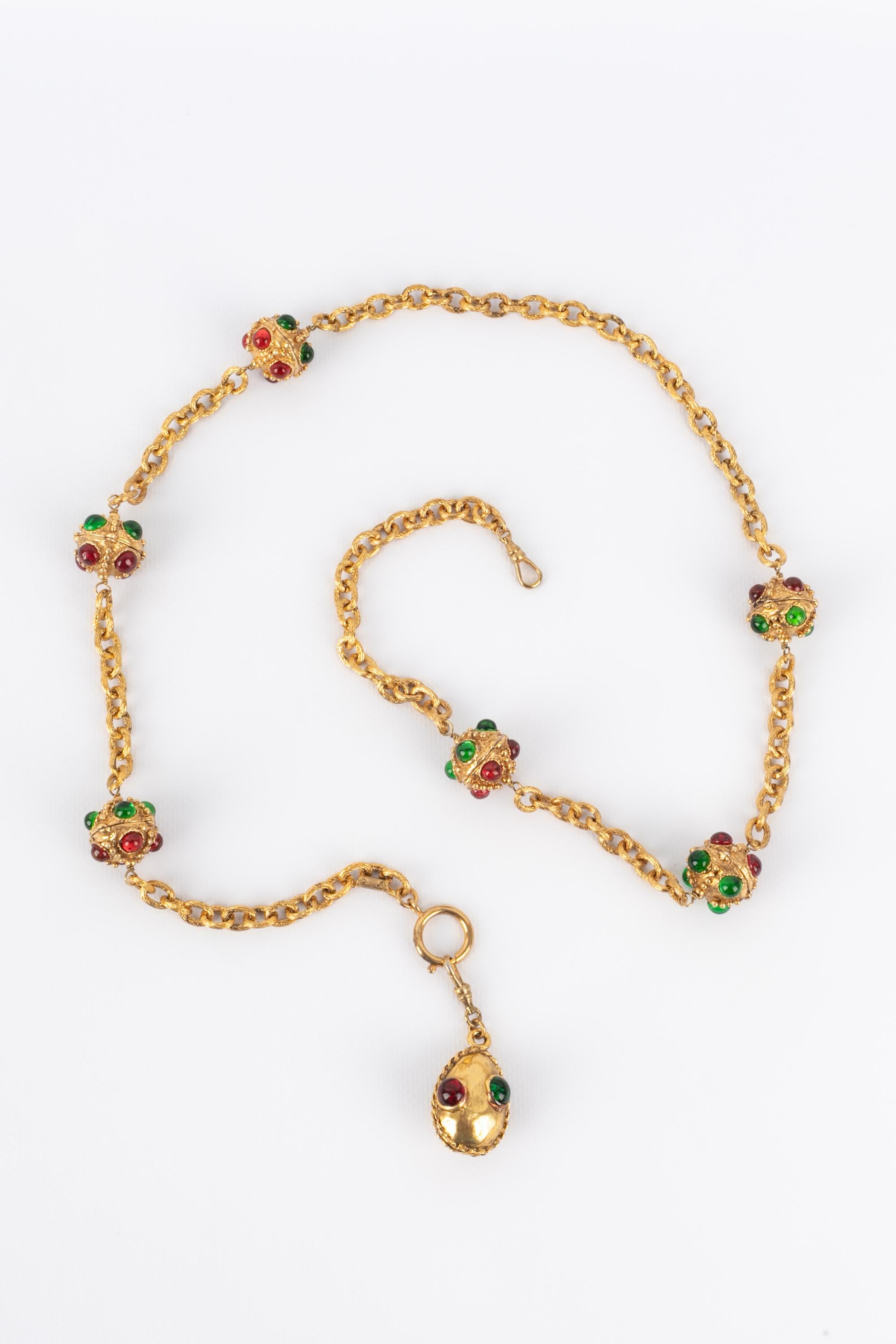 CHANEL - (Made in France) Golden metal long necklace with red and green glass paste cabochons. Jewelry from the 1980s.

Condition:
Very good condition

Dimensions:
Length: 90 cm

CB264