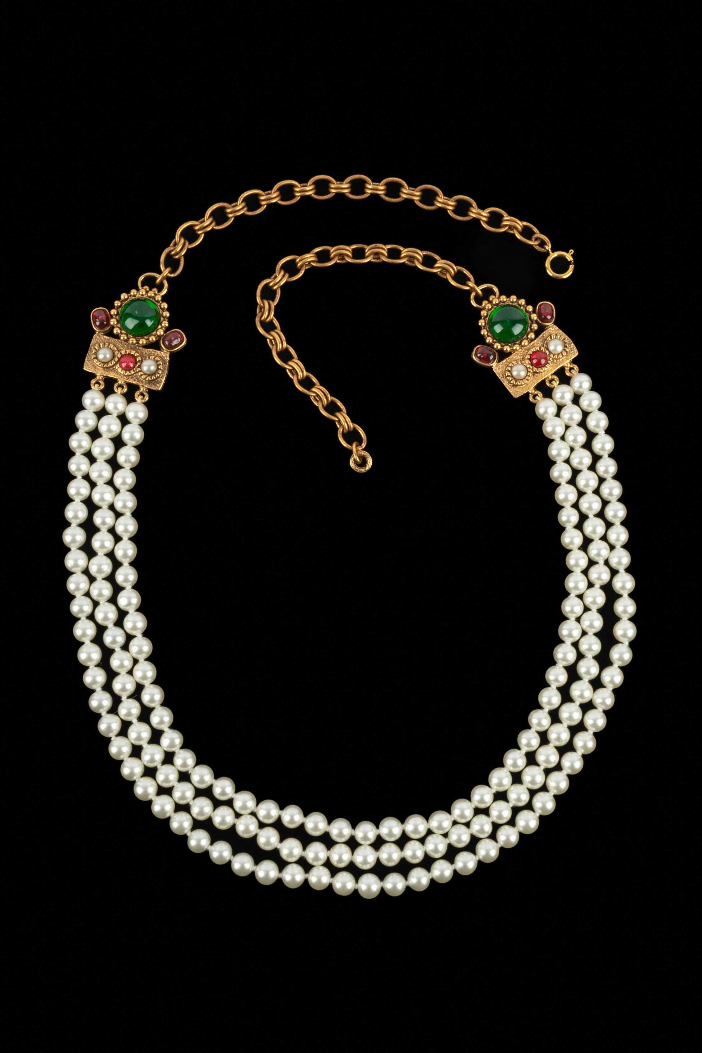 Chanel - (Made in France) Collana in stile bizantino composta da perle di costume ed elementi in metallo dorato ornati da cabochon in pasta di vetro. Gioielli della metà degli anni '80.

Condizioni:
Ottime condizioni

Dimensioni:
Lunghezza della