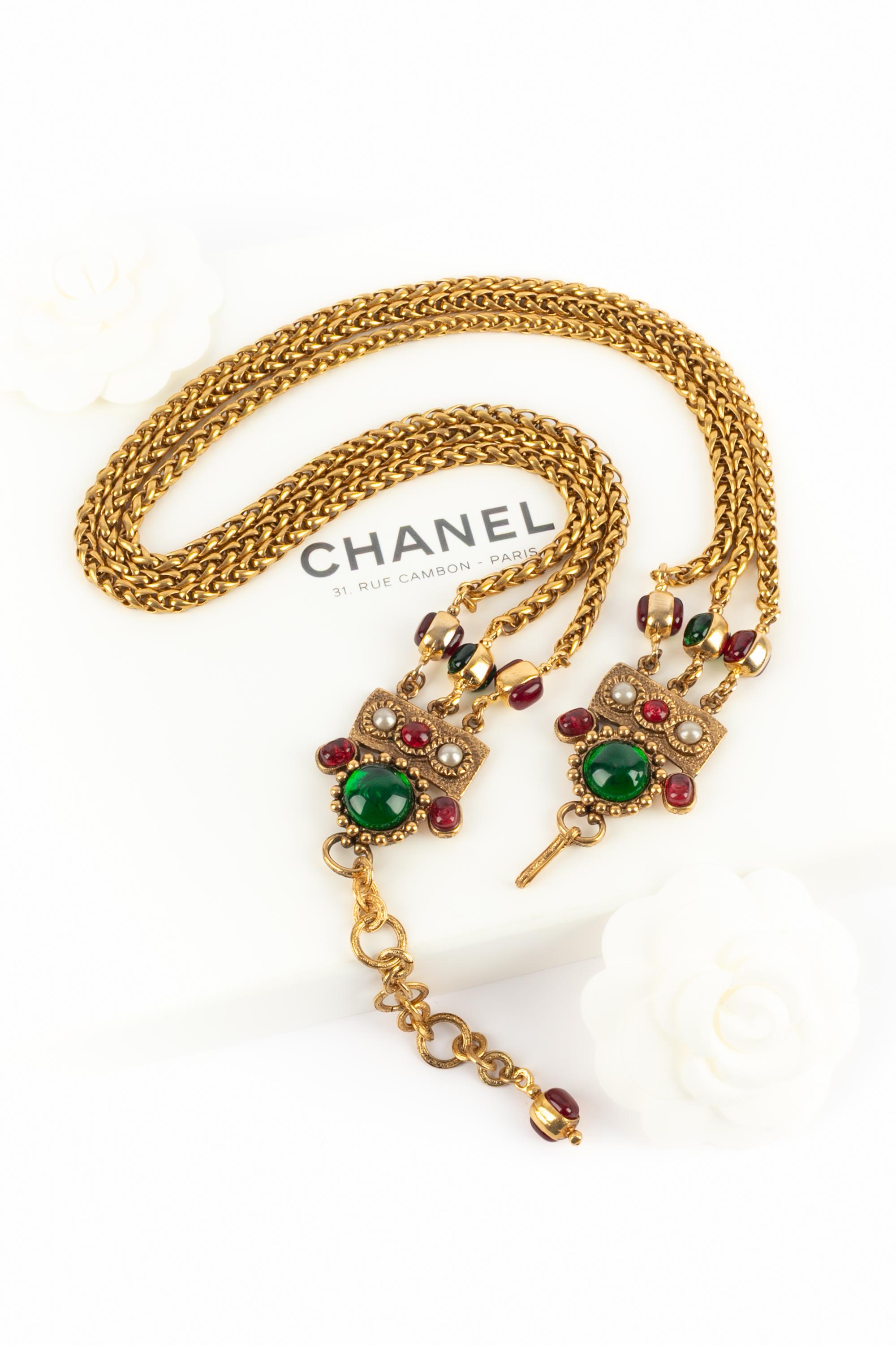 CHANEL - (Made in France) Lange goldene Metallkette mit bunter Glaspaste.

Bedingung:
Sehr guter Zustand

Abmessungen:
Länge der kürzeren Reihe: von 61 cm bis 70 cm

SKU:CB169


